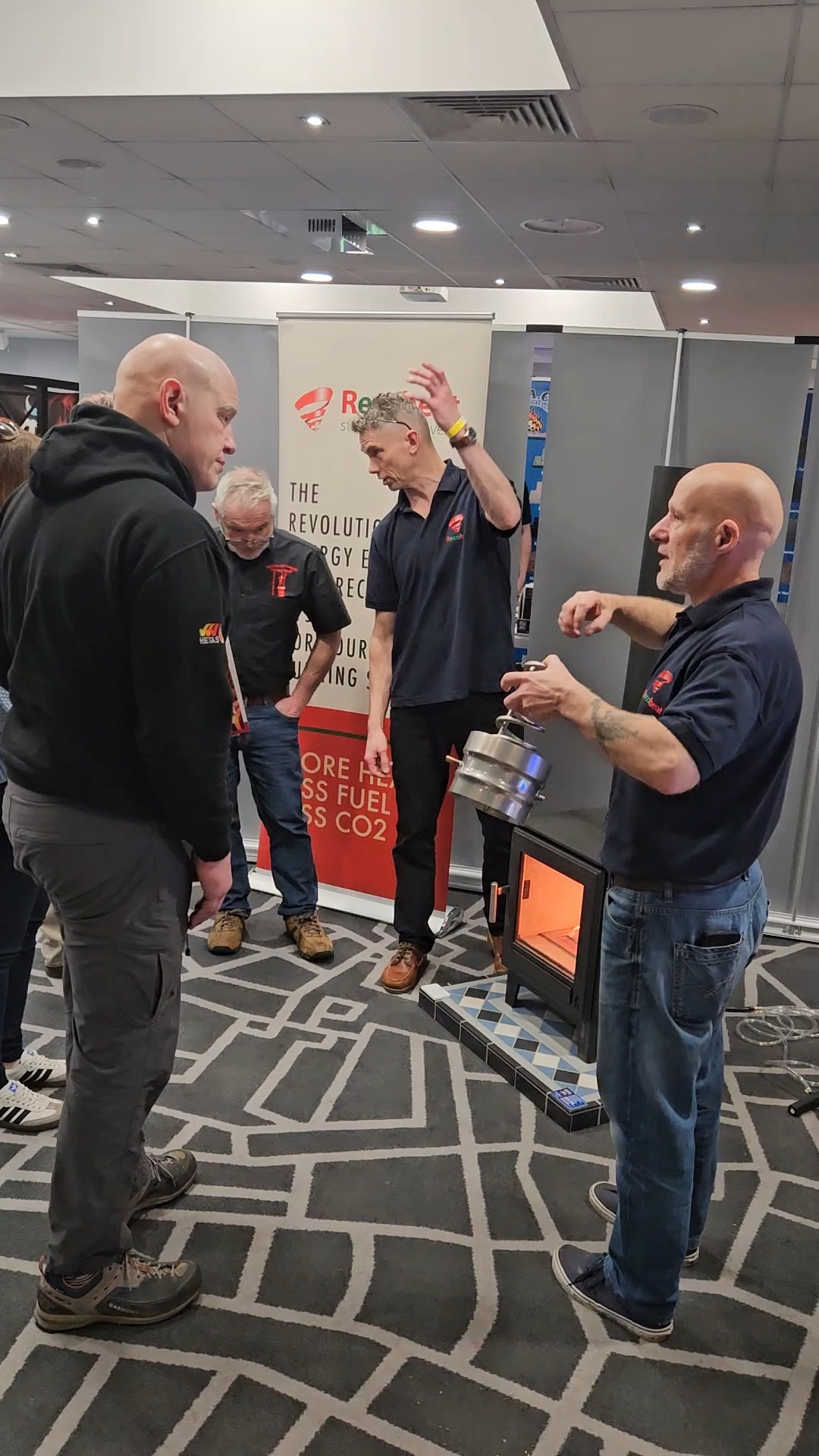 Mid-Week Memory 🔙✨
A truly captivating sight – all arms and enthusiasm as Will & Kevin explain the physics and engineering behind Recoheat 🔥
Big thanks to the incredible crowd of stove installers and chimney sweeps who joined the conversation and shared their expertise 👏🏽👏🏽 at the S&H Expo back in February 2025.
#Recoheat #WoodBurningStove #InnovationInHeat #ChimneySweep #StoveInstallers