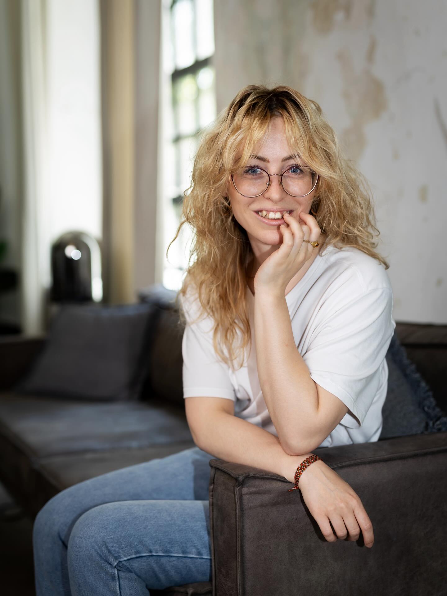 Sziasztok!
Noémi vagyok, és már 7.éve foglalkozom a kézápolás területén. Az idei évben kézápoló és köröm kozmetikus mester lettem, így a közeljövőben az oktatással is bővülni fognak a szolgáltatásaim!
A munkámra hivatásként tekintek, így nem csak a szépülés részét szeretem, hanem azt is, hogy lélekben jelen vagyok Nektek! @savanya_kisasszony