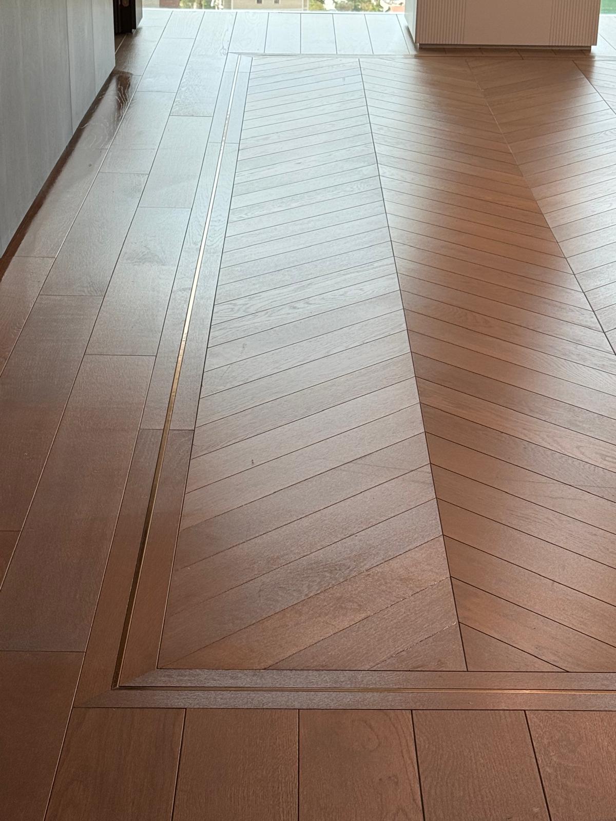 Detaylar fark yaratır! ✨ Parke zeminlerdeki bu şık geçişe ne dersiniz?
Farklı döşeme yönlerini birbirinden ayıran ve tasarıma lüks bir dokunuş katan metal çıta ve bordür uygulamaları, bizim favorimiz! Siz de mekanlarınızda böyle özel detayları seviyor musunuz?
#zemin #parkemodelleri #içmimaridetay #dekorasyonfikirleri #ahşap #metaldekor #evim #tasarımdetayları #şıkzeminler #modernmekanlar