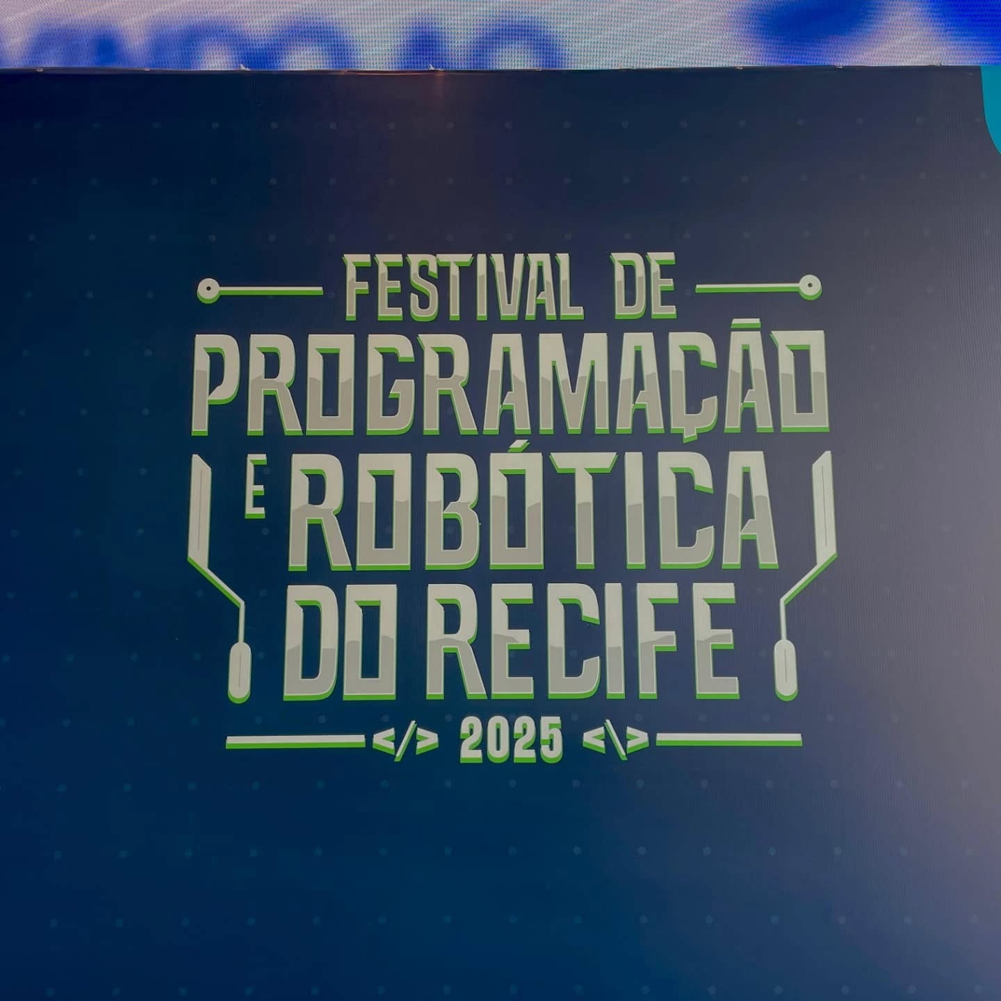 🎉 Estivemos hoje no Festival de Programação e Robótica 2025 do Recife, celebrando a criatividade, o protagonismo estudantil e a inovação na educação pública!
🤖 O Festival é uma das ações do Planejamento Integrado 2025, conduzido pela Gerência Geral de Inovação na Educação (GGIE), e uma das iniciativas estratégicas previstas na Estratégia Inovar para Transformar, projeto que estamos construindo junto à SEDUC do Recife em nossa consultoria da Emboé.
📘 A Estratégia Inovar para Transformar é o plano da cidade do Recife para garantir uma educação pública inovadora, inclusiva e conectada com os desafios do século XXI. Ela organiza compromissos, metas e ações para integrar tecnologia, criatividade e práticas pedagógicas mais ativas e significativas nas escolas da Rede Municipal.
✨ Acreditamos que inovação se faz com protagonismo, com conexão entre o que se aprende e o mundo lá fora, e é isso que vemos hoje neste Festival inspirador.
#EducaçãoInovadora #TecnologiaNaEscola #ProgramaçãoeRobótica #Festival2025 #GestãoEducacional #PlanejamentoIntegrado #somosemboé #InovarParaTransformar #SomosEmboé