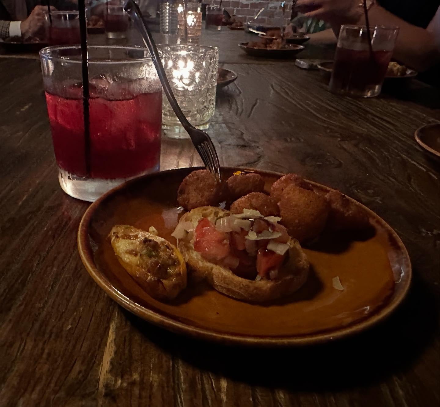 Well certainly miss this view of the food and drinks from @room33speakeasy. 👋
Last #HappyAppyFoodTour of the season is this Wednesday!