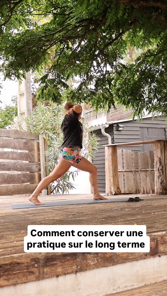 Le divertissement avant tout 😉
ce qui m'a fait aimer et donc continuer la pratique du yoga en la poussant plus loin et plus longtemps que toutes autres activités physiques que j'ai pu faire avant, c'est que j'y ai toujours trouvé de l'amusement, de la joie bref du kiff qui fait qu'au Moins un fois par séance je lâche un petit "héhé" de plaisir enfantin, souvent parce que la gravité me rappelle à l'ordre ou parce que j'ai trouvé un petit move sympa que je me réjouis que partager avec vous. Bref je m'amuse et c'est bien le cœur du truc : Faire les choses avec plaisir pour être bien dans l'instant, une forme de carpe diem du moment, un Yolo lâché aux peines à jouir du tapis qui en cours Collectif me regardaient atterrés par mes éclats de rire pas toujours discrets.
Il est donc naturel que j'ai longtemps buté sur les pratiques plus calmes, le PRANAYAMA, la méditation mais c'est dans celles ci que j'ai retrouvé la source du plaisir pendant les moments pas toujours cools de ma vie, c'est dans ce retour vers l'intérieur que j'ai pu reexprimer mes éclats de rire et repousser un peu plus les limites imposés par le corps et surtout le mental. Mais ça sera le sujet d'un autre post au regard de l'attention limité des lecteurs de réseaux sociaux 😘
#yolo #yogafun #yogafrance #yogavendee #yogateacherFrance