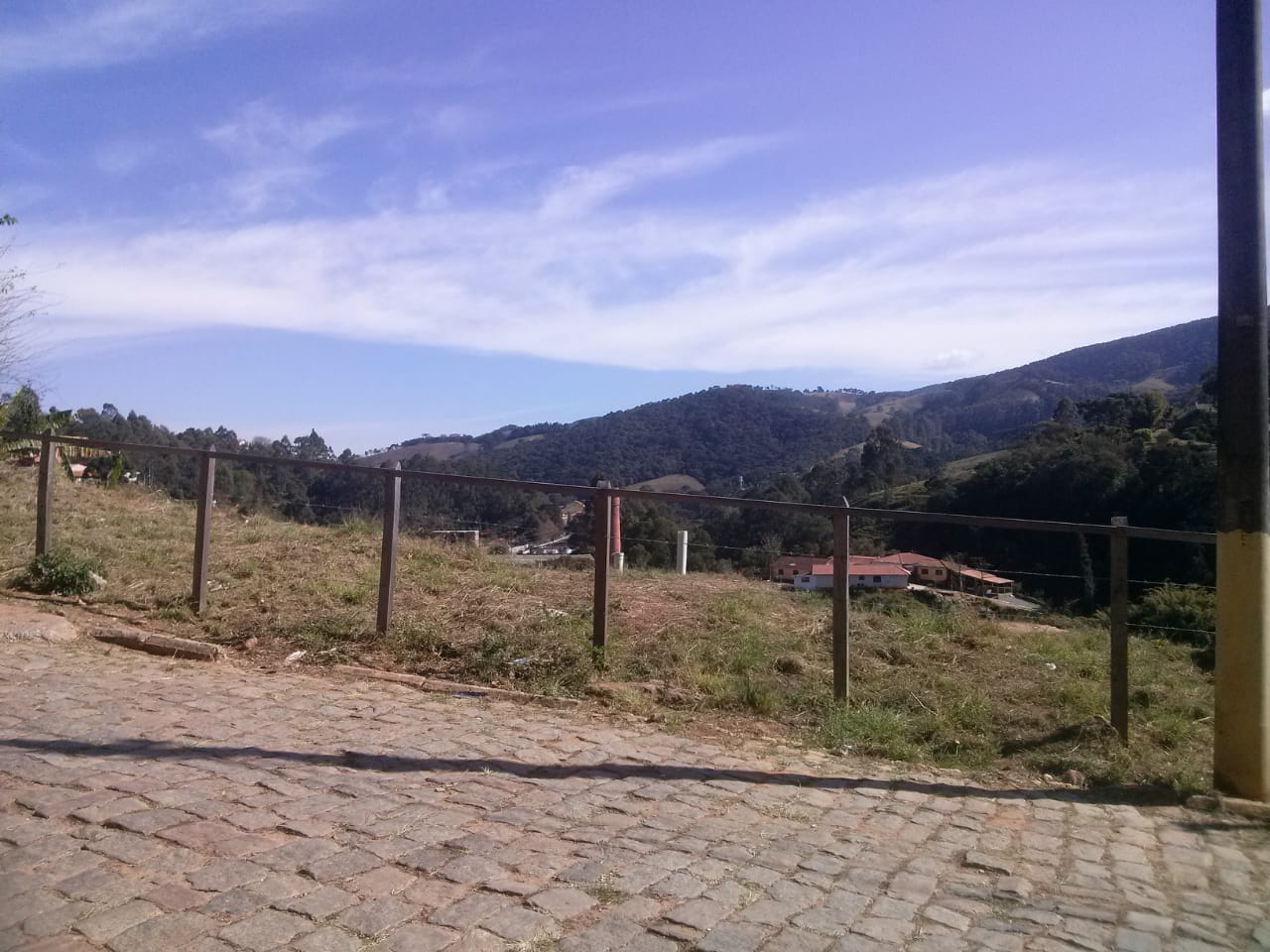 LOTE DE 386m² PRÓXIMO A PREFEITURA DE DELFIM MOREIRA.
Este lote de 386m² está localizado em uma das áreas mais cobiçadas de Delfim Moreira, a poucos passos da Prefeitura Municipal. É a oportunidade ideal para você construir a casa dos seus sonhos em uma localização tranquila e valorizada.