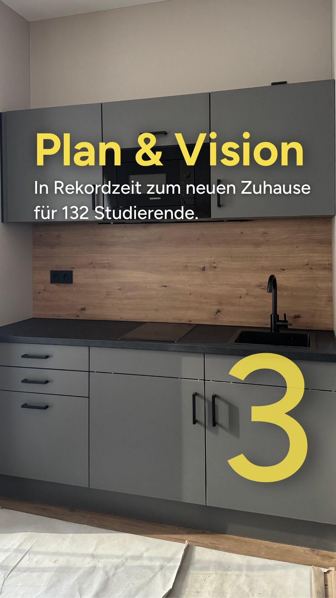 Wie ein Montageteam ein ganzes Gebäude in Bewegung bringt 🏗️
Was in der Werkstatt vorbereitet wurde, wird jetzt vor Ort montiert.
Seit Juli läuft der Aufbau von 132 Apartments in Nürnberg – die Fertigstellung soll Mitte September stattfinden. 🛠️
Das heißt: In zweieinhalb Monaten muss die komplette Einrichtung eingebaut werden.
Im Schnitt: 2,5 Apartments pro Tag.
Eine Herausforderung auf mehreren Ebenen:
– Logistik: Bauteile zur richtigen Zeit am richtigen Ort
– Vor-Ort-Koordination: Im EG wird angeliefert, im 3. OG läuft der Ausbau
– Teamarbeit: Unterschiedliche Bautypen, enge Flure, parallele Gewerke
Trotzdem läuft alles nach Plan ✅
Dank eines eingespielten Teams, klarer Abläufe und hohem Qualitätsanspruch.
#Nürnberg #Neubau #Studentenewohnungen #Raumgestaltung #Schreinerei #Holzbau #Teamwork #PlanUndVision #BehinTheScenes #DerPlanInBewegung #Montage #ProjektmitSubstanz #Teamarbeit #Studentenwohnen #Innenausbau
