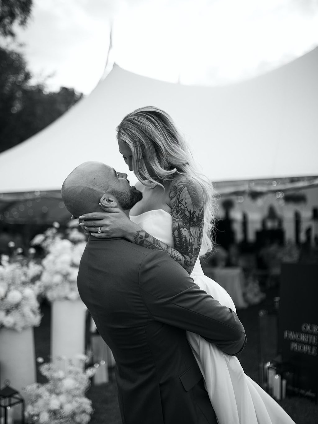 Cheyenne & Morgan 🖤 19.07.2025
🤍 Cette belle équipe
Planification & design : @erikaco.events
Lieu : @poloparcfarms
Chapiteau : @sperrytentscanada
Traiteur : @hbevenement
DJ et technique : @brunoberdnikoff
Fleuriste : @ateliercarmel
Papeterie : @whitewillowpaperco
Photographes : @jayzackeli & @sarahbastien_photography
Technique : @contakav
Location : @tenuedesoiree_ @celebrationsgroup @divalocation
Band : @tuxedo_swing_productions
Gâteau : @henriettedesserts