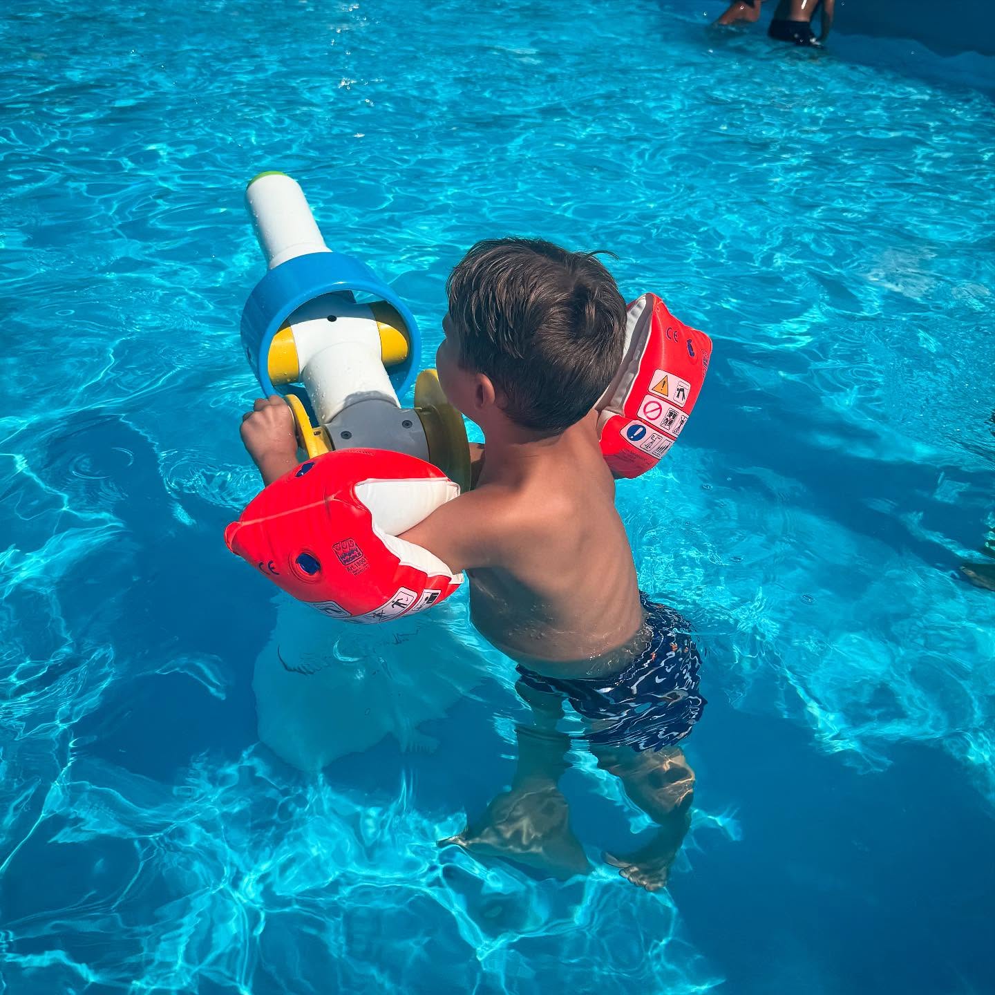 Inmiddels zitten we alweer halverwege de eerste schoolweek en moeten we de zomervakantie toch echt achter ons laten.
We genieten nog even na van de vele fotoâs die we geschoten hebben in de stadjes, speeltuinen, restaurants en het zwembad. Dit jaar nog fotoâs met zwembandjes, maar hopelijk kunnen we deze volgend jaar thuislaten.
Mocht jouw kind al een tijd op zwemles zitten, maar komt het âA- diplomaâ maar niet echt dichterbij.
Kinderoefentherapie kan helpen om de kracht, coördinatie, flexibiliteit en evenwicht te oefenen. Dit kan helpen bij de zwemvaardigheid. đ
#zwemmen #zwemvaardigheid #motoriek #motorischeontwikkeling #kinderfysiotherapie #kinderoefentherapie #fysiotherapie #oefentherapie #diploma