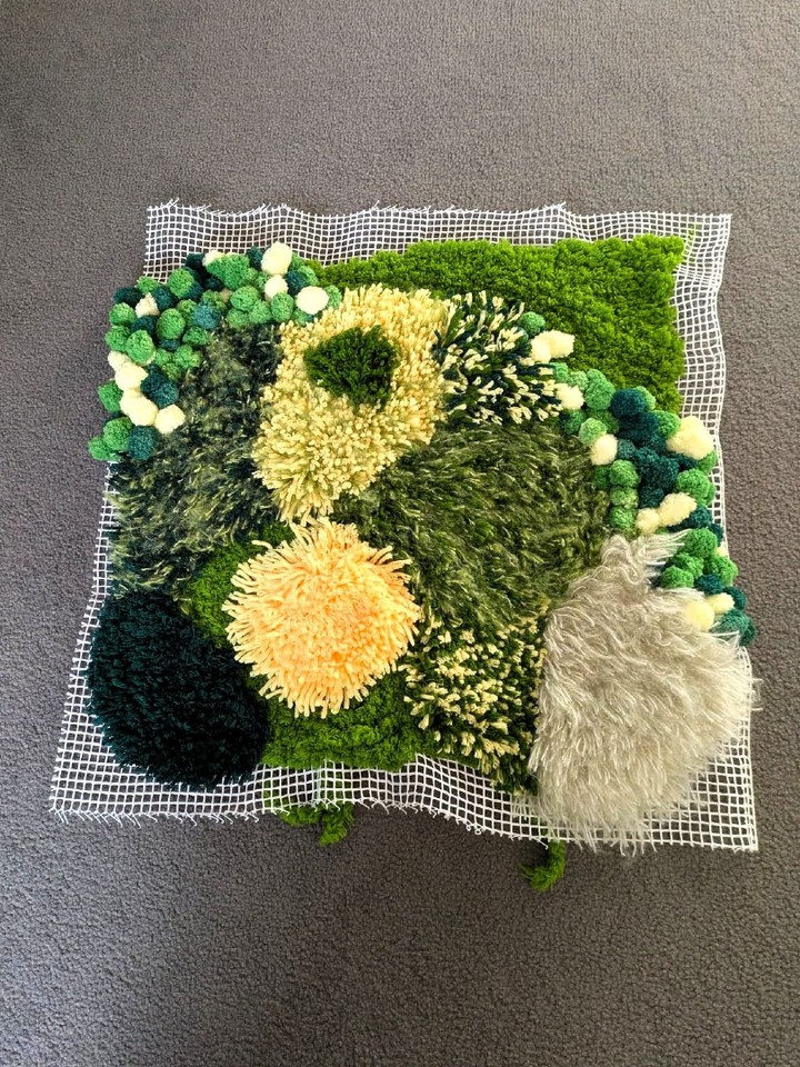 Jenny is almost finished with her moss patch rug, and it's already so beautiful! We can practically feel the softness from here. Cozy, colourful, and full of texture – it’s basically a little patch of happiness for the floor 💚 Can't wait to see the final product!
#RugMaking #latchhooki #DIYDecor #Crafting #HomeDecor