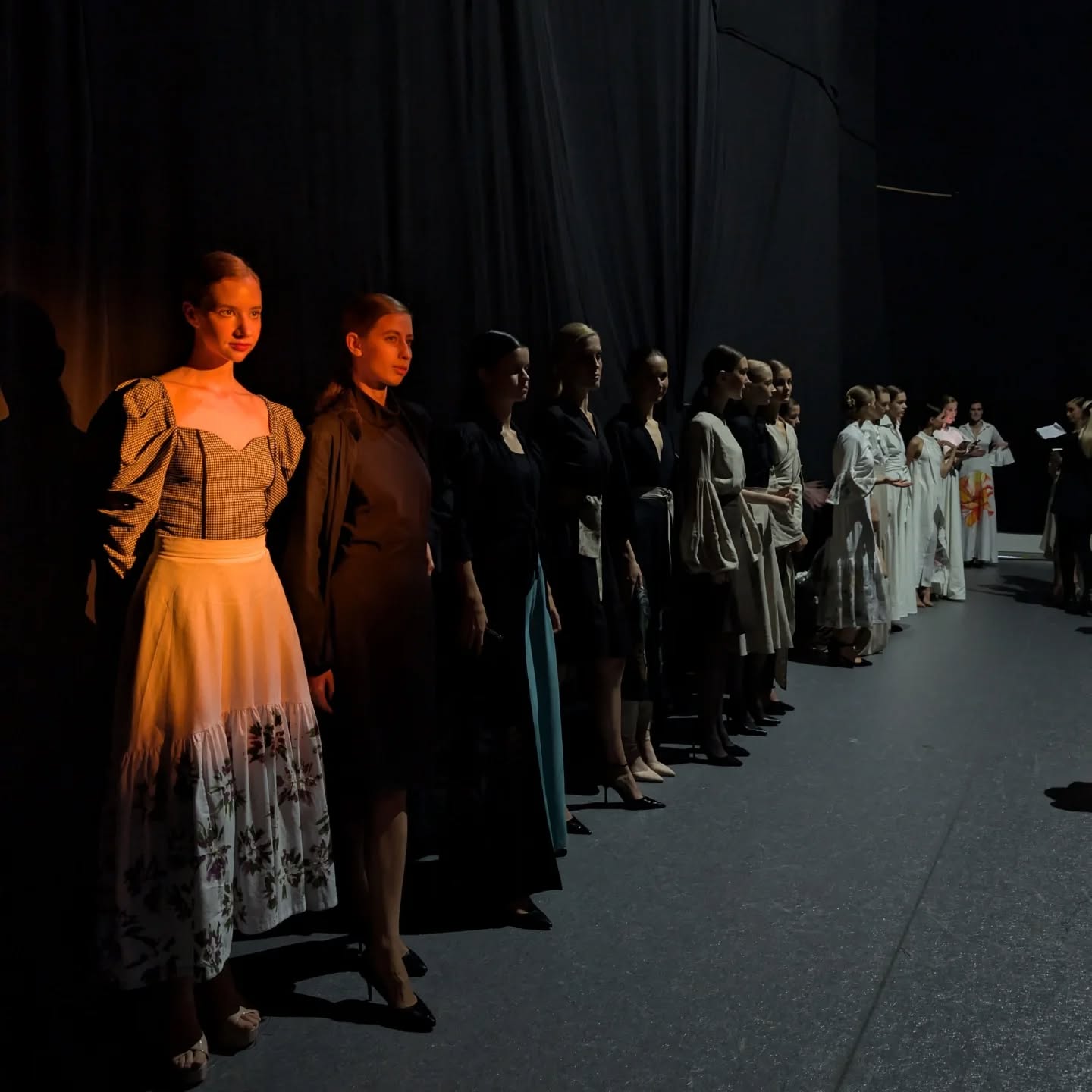 El año pasado tuvimos el honor de llevar nuestra artesanía costarricense a las pasarelas de Moscow Fashion Week. 🌍✨
Cada look, pintado a mano en lino y algodón orgánico, celebraba la fusión entre la naturaleza de Costa Rica y la energía de Moscú.
Hoy recordamos ese momento con gratitud y seguimos trabajando para que el lujo sostenible cruce fronteras.
¿Cuál de estos looks fue tu favorito?
#EveValverde #BRICS+ #ConsciousLuxury #NatureInspiredDesign #SlowFashion #MoscowFashionWeek