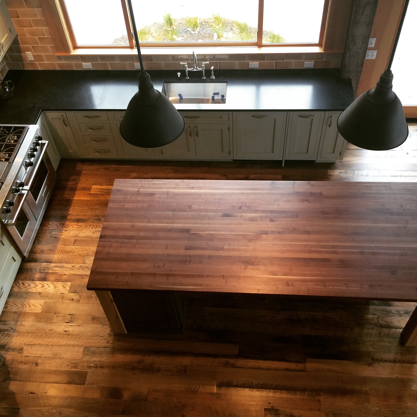 Check out this Rustic Lux Cabin.
#tbt❤️ #kitchendesign#kitcheninspiration #rusticdecor #walnut #butcherblock #distressedcabinets #cabinets #reclaimedwood