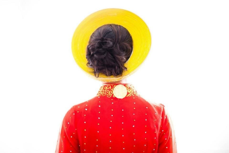 Traditional elegance never goes out of style. This low bun updo is the classic way to wear the Vietnamese Khăn đóng, honoring the beauty of heritage and culture.
#sessionsmakeup #VietnameseTradition #VietnameseBride #VietnamCulture #AoDai #VietnameseWedding #BridalUpdo #TraditionalHairstyle #VietnameseHeritage #CulturalBeauty #KhănĐóng #BridalInspiration #TimelessBeauty #HairInspiration #Sessionsmakeuphair