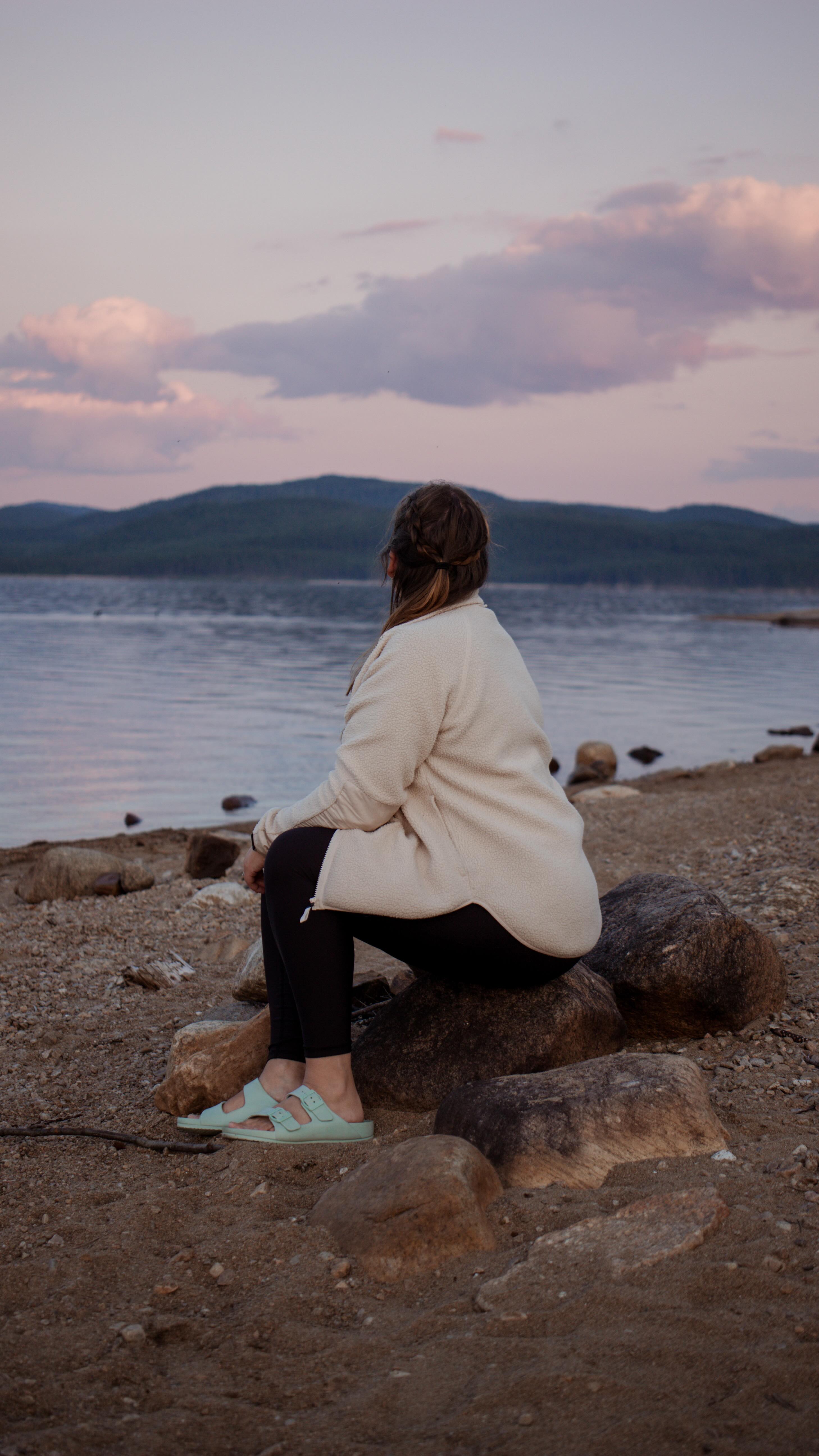 Allo, moi c’est Catherine!
Il y a plusieurs nouveau visages ici alors voici quelques faits sur moi!
Je suis mariée depuis maintenant 12 ans avec l’homme de ma vie et ensemble nous avons 5 enfants.
Nous vivons au Québec, sur la terre familiale, dans une maison que nous avons bâti, puis rénové à la sueur de notre front.
Je suis maman à la maison depuis 2018 et je fais aussi l’école-maison depuis 2019.
Nous sommes chrétiens et nous essayons de vivre le plus près de Dieu possible.
J’aime la nature, la randonnée et le plein air. Nos vacances sont en camping et nous sommes presque toujours dehors.
Nous avons 16 poules et nous aimerions avoir plus d’animaux dans un avenir assez proche.
Et toi, qui es-tu? Présente-toi dans les commentaires, j’ai bien hâte de te connaître!
#blogchretien #motherhood #homeschooling #blog #