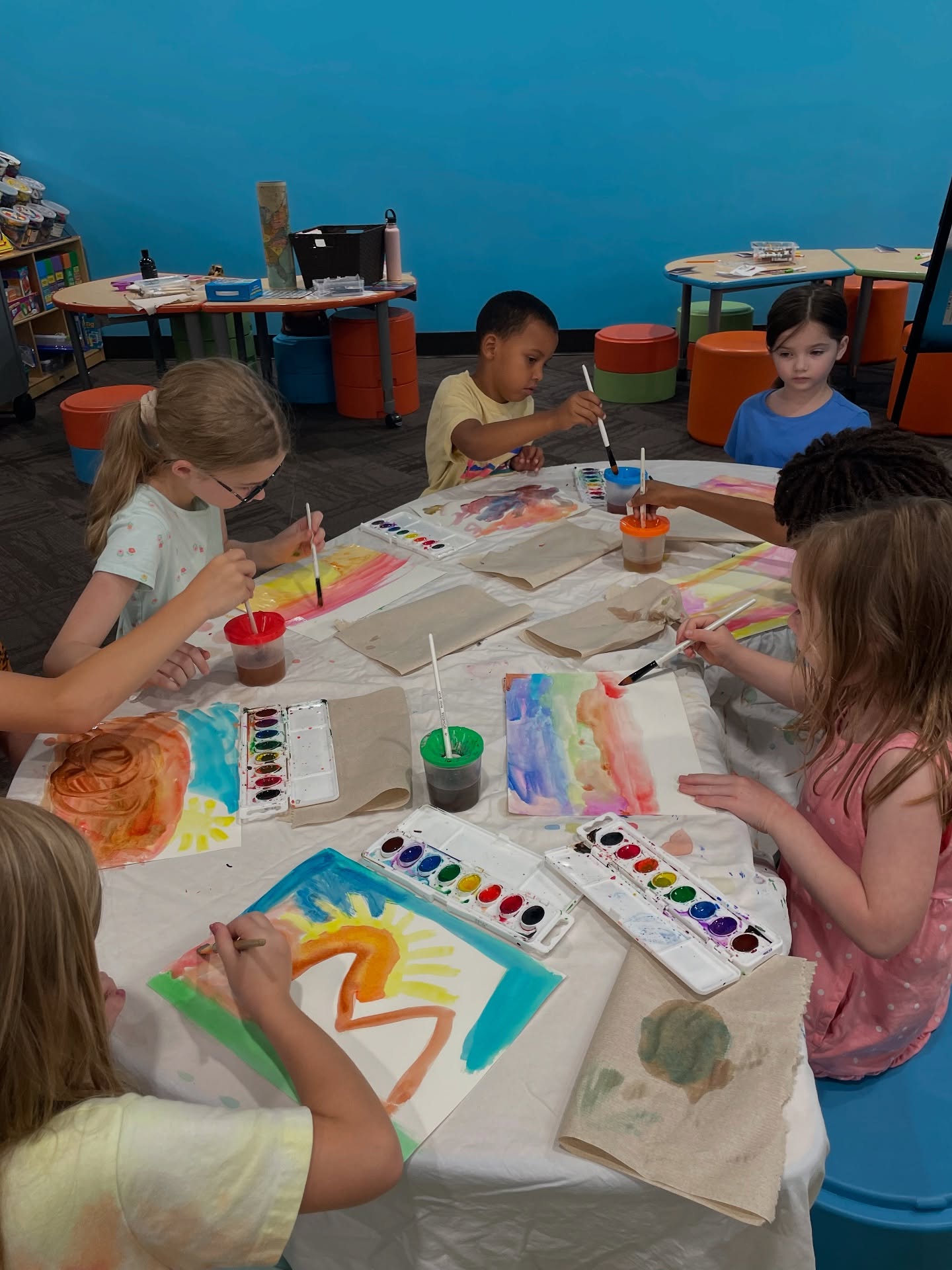 So thankful for my students and the homeschool community we’re creating together. Watching them grow through art is the best part of teaching 🎨
.
#homeschoolfamily #amazingkids #grateful