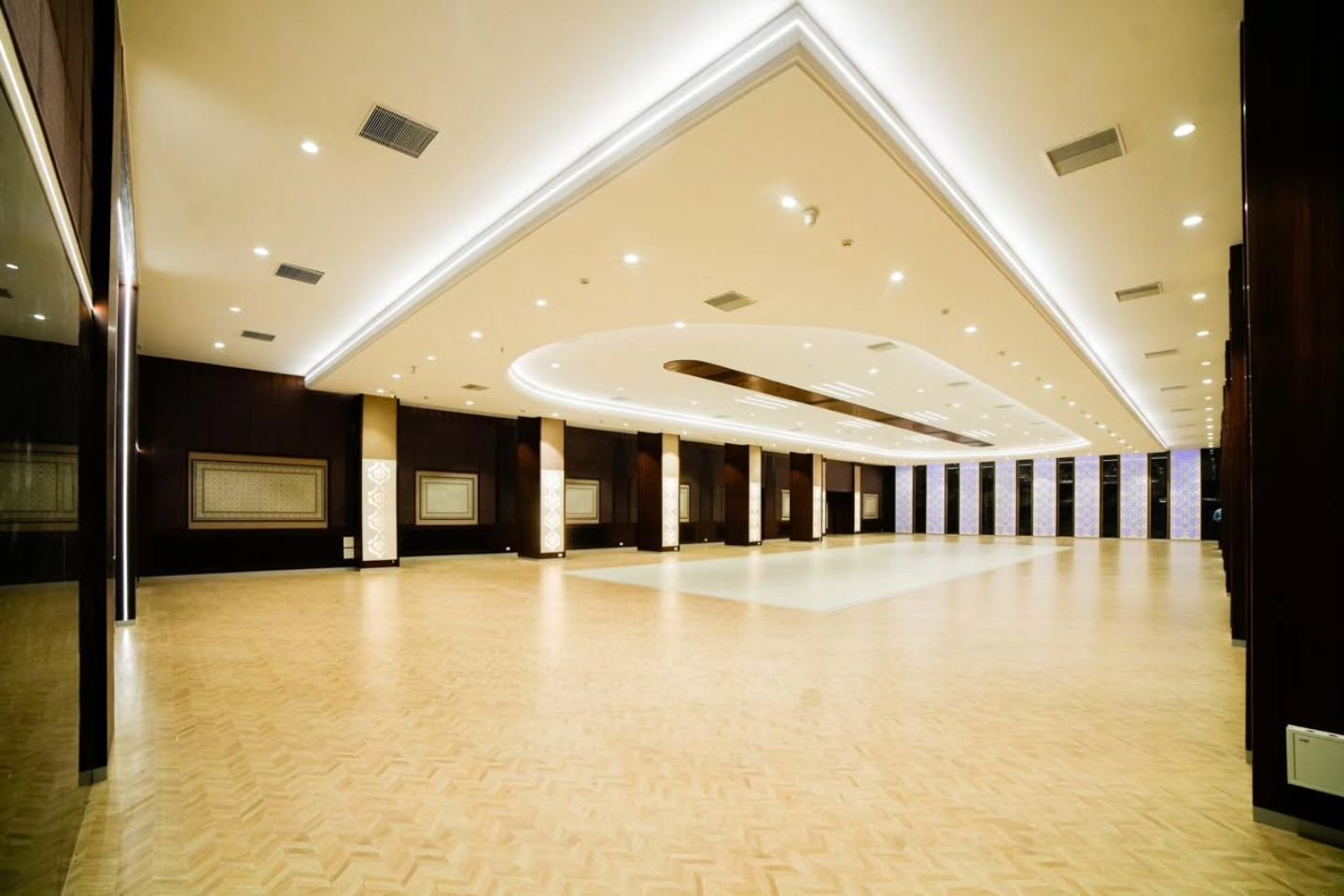 Anandam Hall is one of the most popular banquet halls in Varanasi. It's got 2 large spaces seperately and is 20,000 sq ft. It's perfect for weddings, corporate events, large gatherings. Book your event now 8874111159
For rates and catering info: https://www.hotelsuryavns.com/banquets
#varanasi #weddingvaranasi #instagood #instalike #suryavns #kaiserpalace