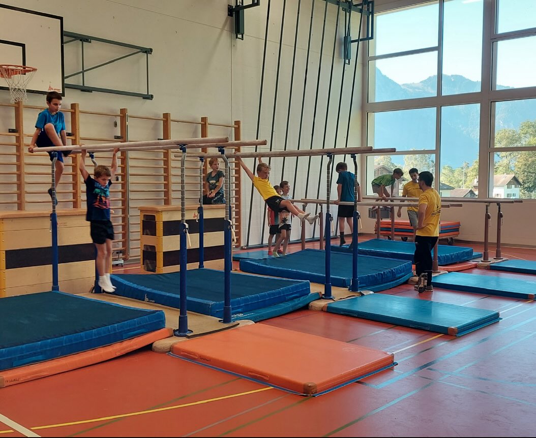Wollte dein Kind schon lange einmal Geräteturnen ausprobieren? Dann seid ihr bei uns richtig. Macht mit beim Sportpass Uri organisiert vom Verein Sportpass Uri. Vom 6. bis 8. Oktober 2025 dürfen Urner Kinder und Jugendliche von der 1. Klasse bis zur 3. Oberstufe neue oder bereits bekannte Sportarten ausprobieren. Unser Verein ist auch dabei! Kommt vorbei und probiert zusammen mit erfahrenen Leitenden Geräteturnen aus.
Ab jetzt kannst du dein Kind unter www.sportpass-uri.ch anmelden. Dort werden alle nötigen Informationen aufgeschaltet. Dann könnt ihr ab 1. September direkt online eine Liste der gewünschten Angebote zusammenstellen. Wir freuen uns auf euch!
#tvschattdorf #sport #sportpass #uri #bewegung #urnersport