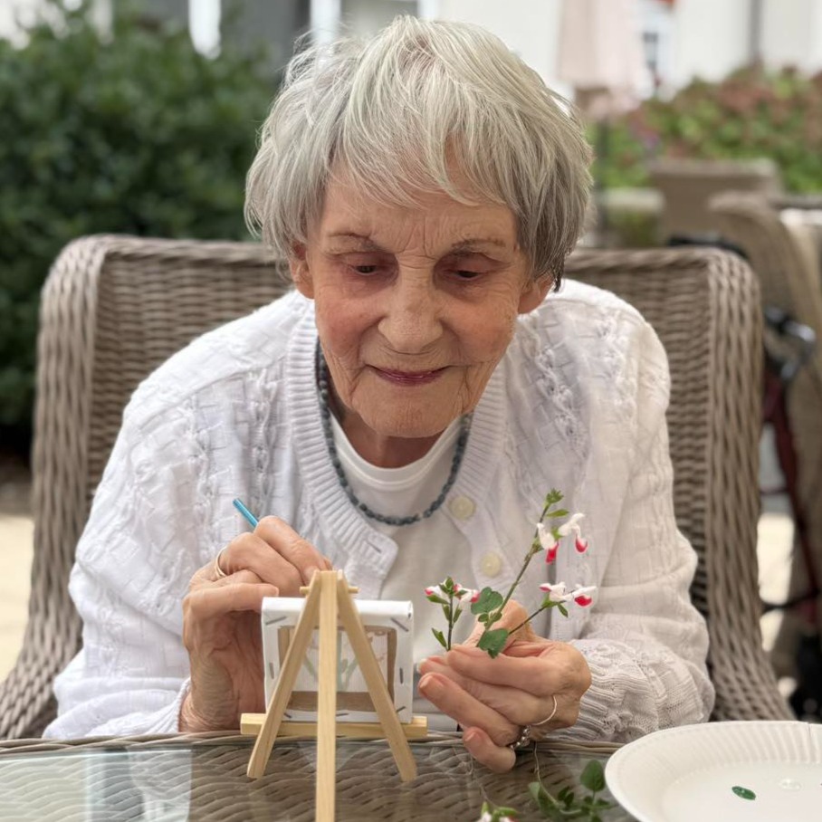 🌸 Bank Holiday moments at Cavendish Park
Mini blooms, splashes of colour, and mindful painting under the gentle sunshine ☀️
A perfect afternoon of creativity and calm at our stunning Evesham care home 🧡
#ThisIsCavendishPark #ThisIsMajesticare #CreativityInCare #MindfulMoments #Evesham
