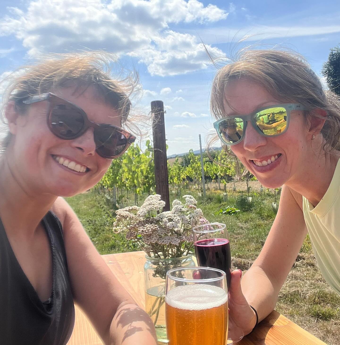 🏃🏻♀️The perfect antidote to hours sitting goggle-eyed at the laptop planning @runlatesshrewsbury … 😵💫 Exploring a new area with a vineyard stop at the end! 🥂
Thanks so much to @hb_glitterbug for (as usual) spotting and organising something fun to do I’d never have found otherwise 🙏
Hope you’re all having a lovely bank holiday weekend! 😎
#bankholiday #exploring #trailrunning #hillrunning #runtogether #whinyardrocks