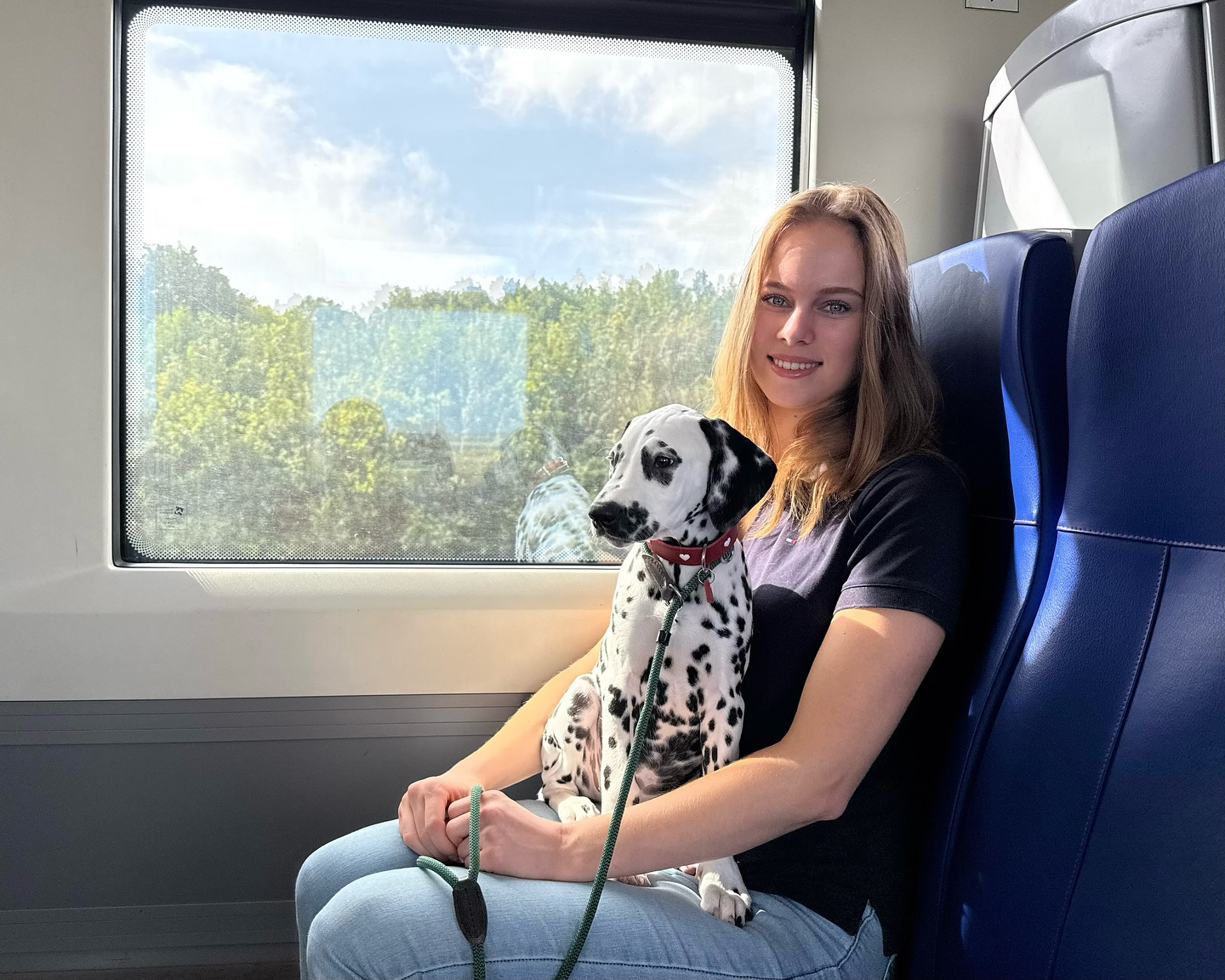 Lekker met Asta aan het socialiseren. Gisteren in het bos bij Ommen🌳, vandaag in de trein🚂