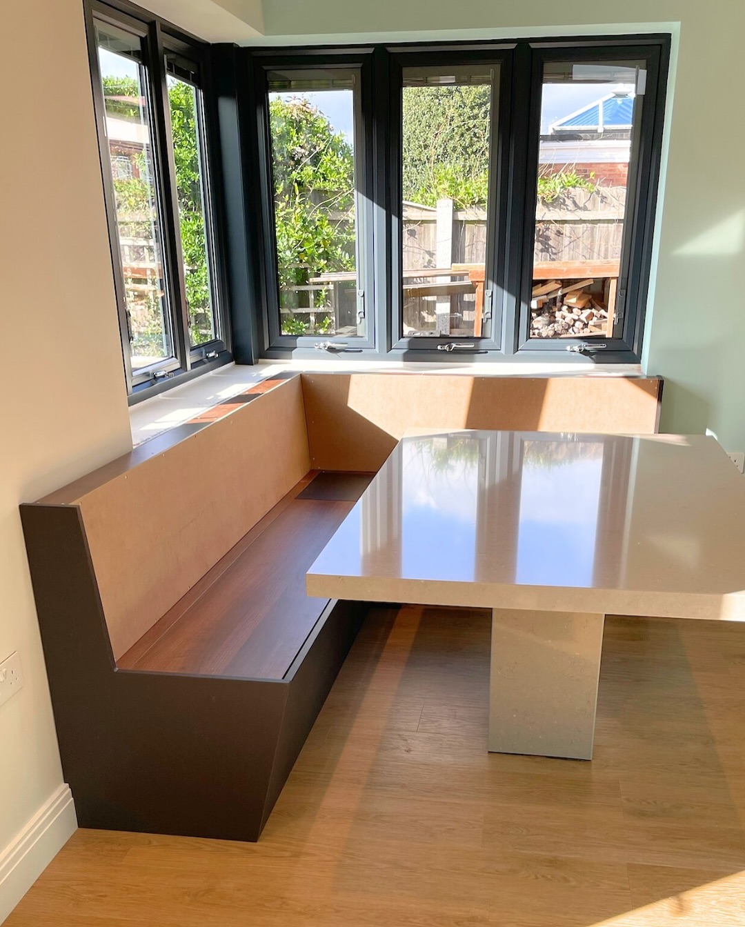 Guess what this sleek dining booth is hiding? 🔍
Discreet storage! Built right in ✨
#DiningBooth
#BanquetteSeating
#BuiltInDining
#EssexInteriors
#KitchenSeating