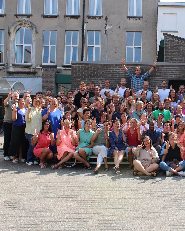 🎒✨ IVIO Binnenhof is helemaal klaar voor het schooljaar ‘25-‘26!
Met ons jaarthema ‘Binnenhof voor Vrede’ zetten we ons samen in voor een schooljaar vol respect, verbinding en een veilige leeromgeving.
Wij hebben er zin in, jullie ook? ✌️✌️