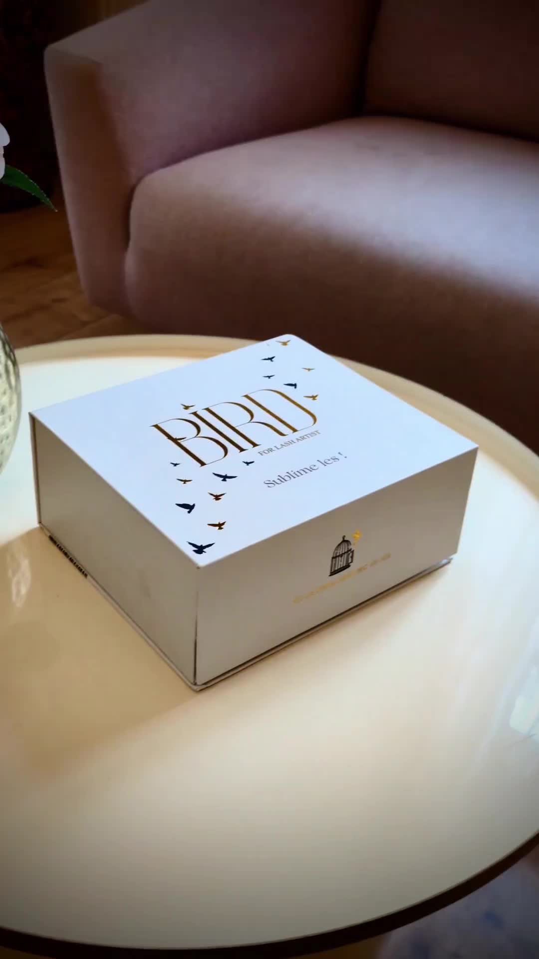 ✨ Découvrez notre Kit de Rehaussement de Cils BirdLash ✨
Un concentré de savoir-faire et de qualité européenne pour sublimer le regard de vos clientes.
🇩🇪 Des outils réutilisables faits main en Allemagne – pensés pour durer et pour un travail d’une précision incomparable.
🇮🇹 Des produits formulés dans nos laboratoires en Italie – efficacité, sécurité et résultats longue tenue garantis.
💎 Offrez le meilleur à votre institut, vos clientes le méritent.
Avec BirdLash, l’excellence devient votre signature.
#BirdLash #LashLift #BeautéDuRegard #RehaussementDeCils #EstheticiennePro #MadeInItaly #MadeInGermany