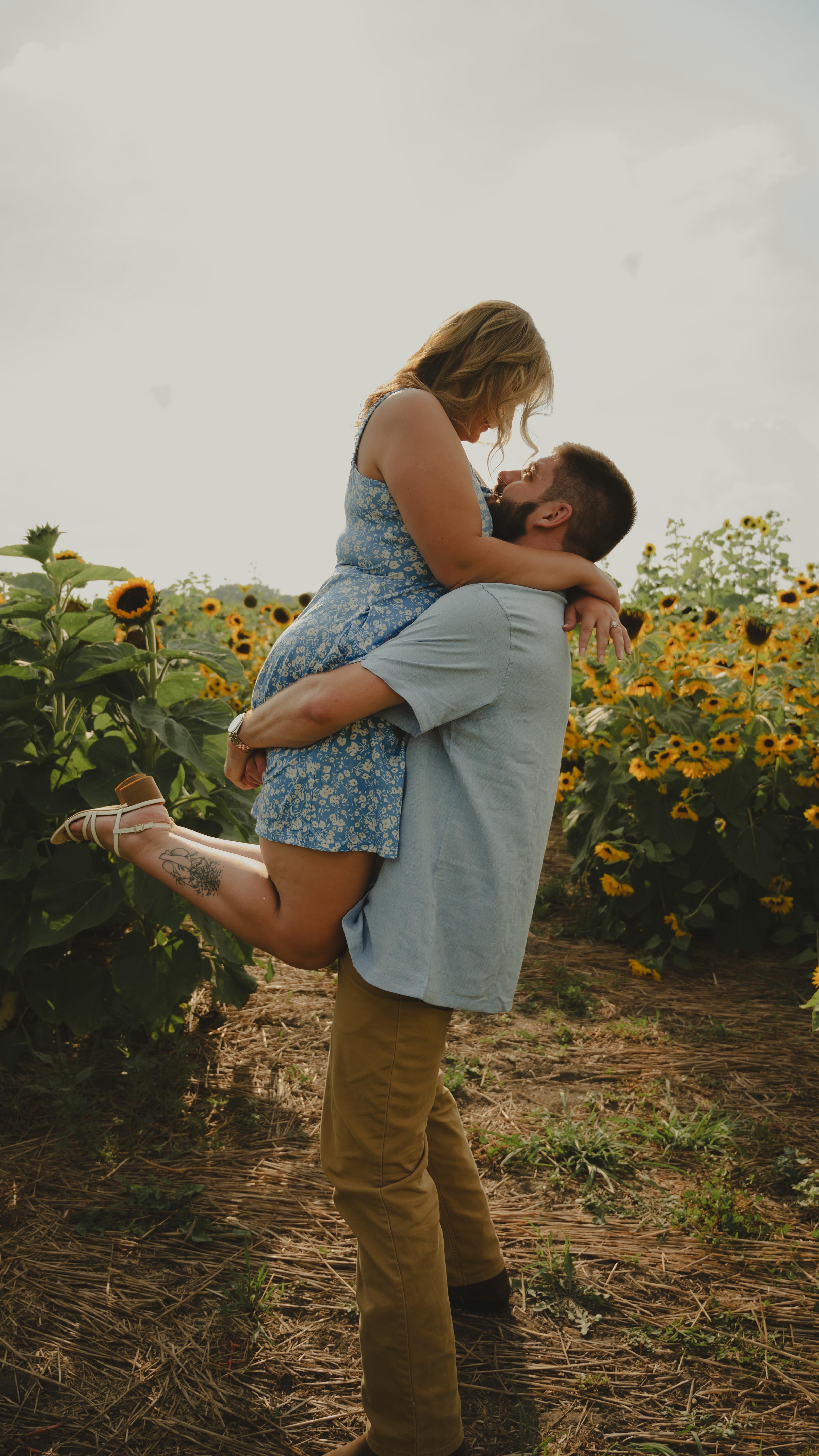The moment vs the photos🌻
.
.
.
#engagements #couplesphotographer #ohioweddingphotographer #celebratelove #sunflowerseason