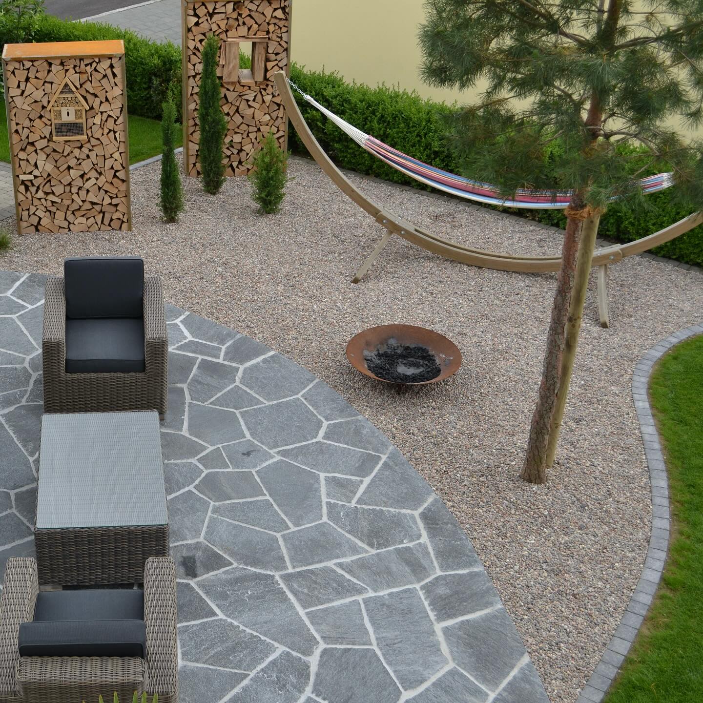 🌿 Ruheoase im eigenen Garten 🌿
Naturstein, Holz und Grün – hier entsteht ein stimmiges Gesamtbild.
Die gemütliche Sitzecke, die Hängematte und die Feuerschale laden dazu ein, den Garten in vollen Zügen zu genießen.
Ein Platz, der Design und Entspannung perfekt verbindet. ✨
#tollegärten #gartengestaltung #naturstein #feuerschale #hängematte #gartenideen #outdoordesign