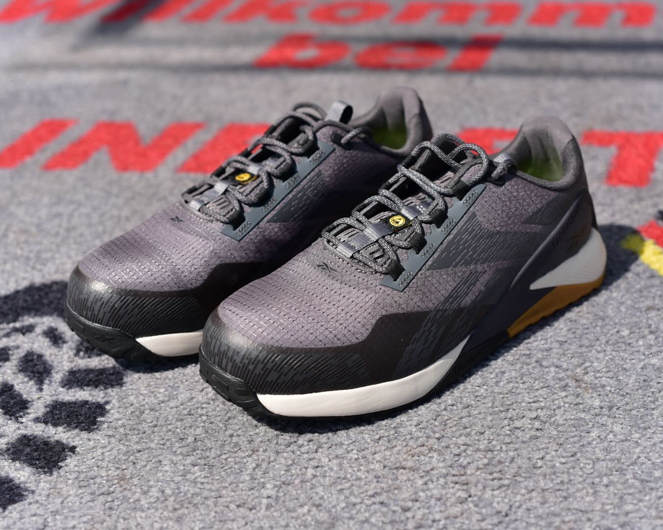 Normale Arbeitsschuhe? Langweilig.
Hier kommt S1-Power 💥 mit dem Reebok IB3481 – Safety trifft Sneaker-Style. 👟
Ultraleicht, metallfrei, mit Floatride Energy Foam & MemoryTech Fußbett – für maximalen Komfort und Schutz bei jeder Schicht.
Egal ob Halle, Werkstatt oder Baustelle – der IB3481 liefert Sicherheit, die nicht wie Sicherheitsschuhe aussieht. 🔥
#S1Power #ReebokWork #ReebokIB3481 #SafetyMeetsStyle #WorkSneaker #Sicherheitsschuhe #Workwear #Arbeitsschutz #Workstyle #IndustrialStyle #SafetyFirst #ComfyAndSafe #FloatrideEnergy #MemoryTech #Metallfrei #JobReady
