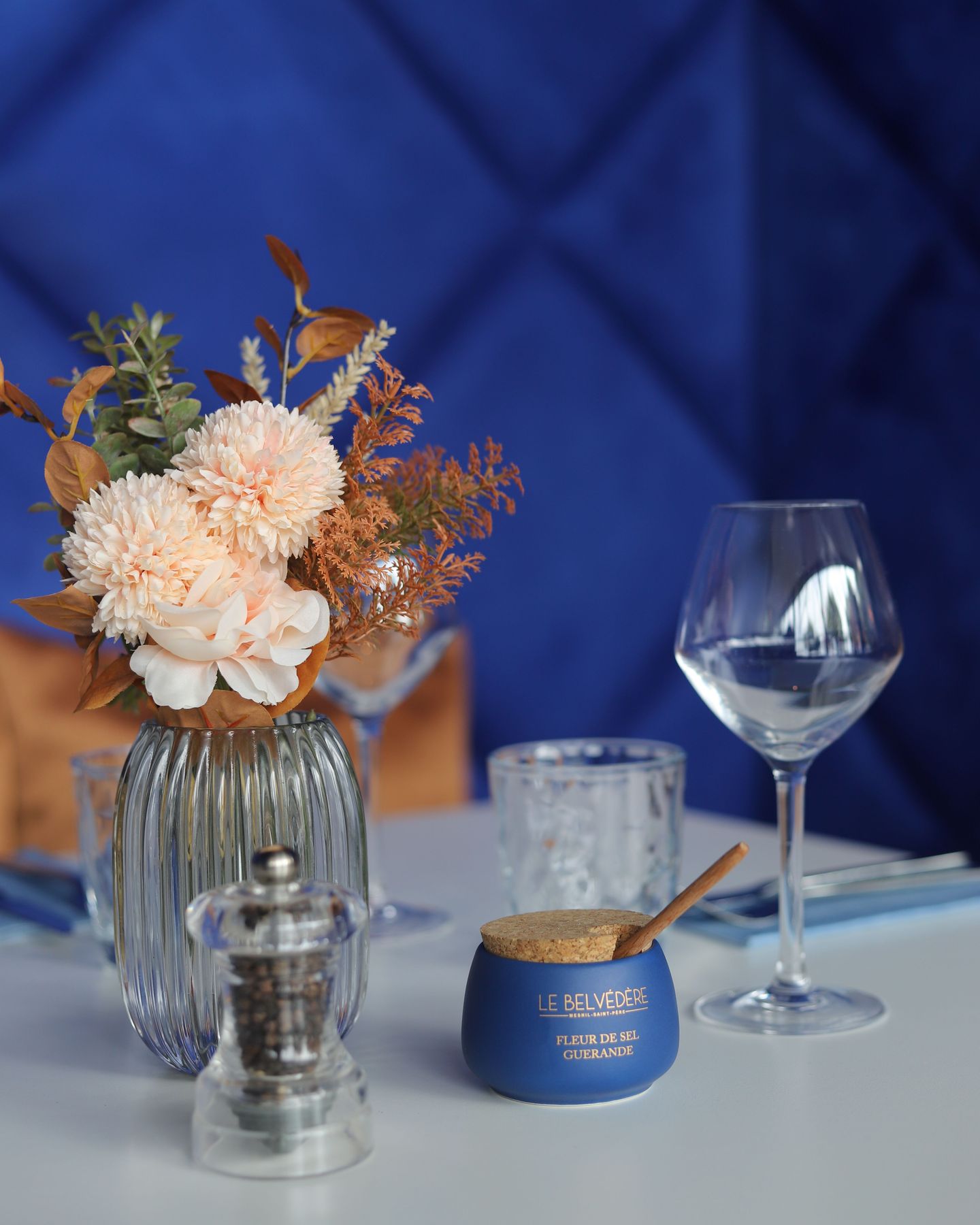 L'élégance se retrouve dans chacun de nos détails pour vous proposer une ambiance soignée en intérieur comme en terrasse 🌼