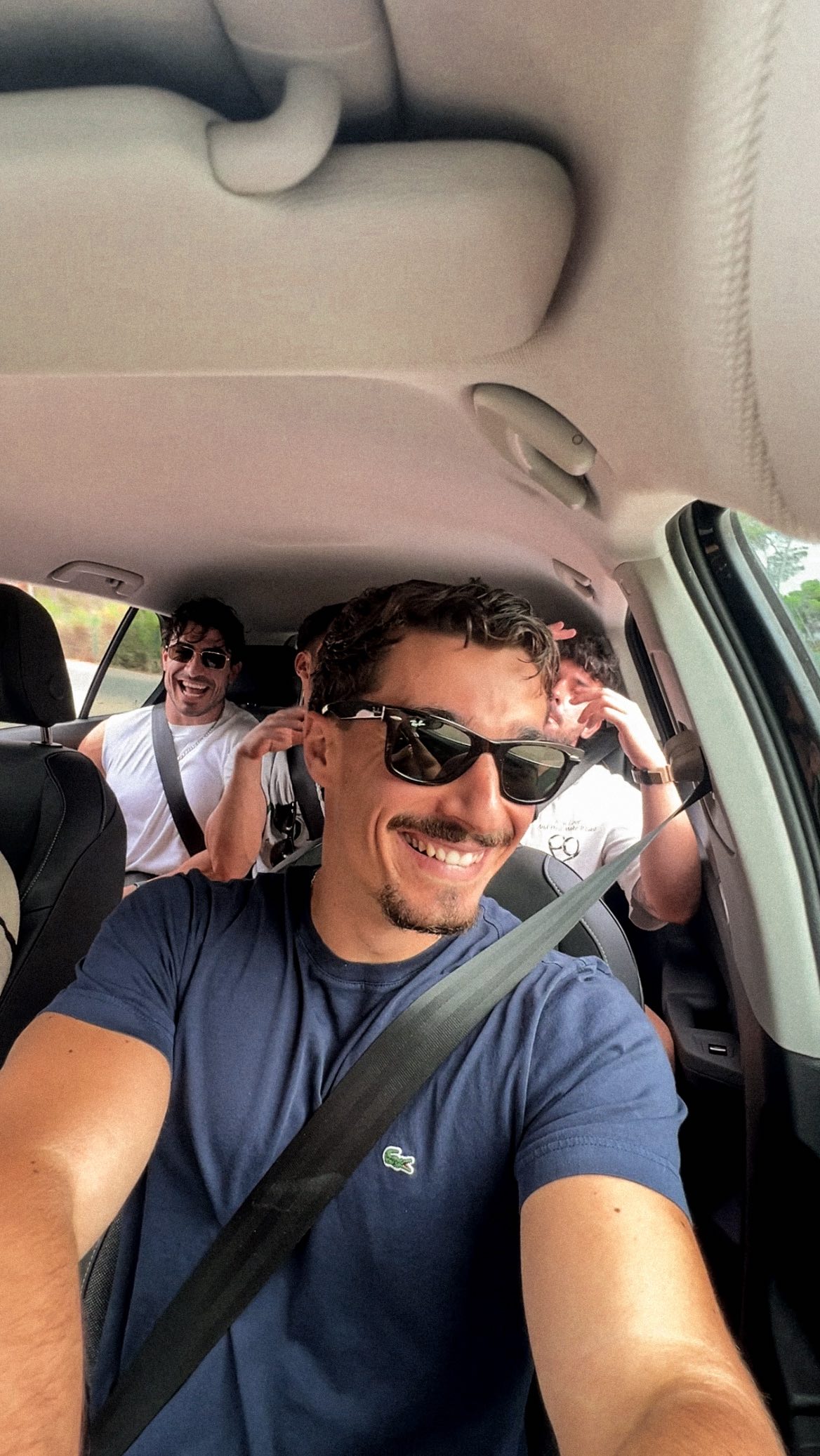 Recap Ibiza 2025 🏝️📹🫣
Segundo año consecutivo disfrutando de la isla con buenos amigos.
Personalmente, tenía muchos prejuicios de este destino. Pensaba que no sería para mí.
Y aunque la fiesta no sea mi devoción, Ibiza es mucho más.
Está claro que la fiesta es otro rollo aquí.
Ahora, sus playas y paisajes, la gastronomía y su gente me tienen enamorado. No tanto sus precios…🙃pero lo bueno hay que pagarlo. Así que es un plan fijo de verano. Sobre todo en buena compañía. Quiero mucho a estos locos 🤜🏽🤛🏽
Si queréis hacer un viaje como este y necesitáis coche (en Ibiza es imprescindible) tienes un 10% de dcto con mi código ROBERTONUFISA en @goldcarrental para vuestras escapadas y así disfrutar de su servicio Key’n Go en reservas mínimas de 3 días, válido para reservas y viajes hasta el 15 de Diciembre.
Vuelta a la normalidad con las pilas cargadas. A veces, desconectar debería ser obligatorio.
publi #ibiza #ibiza2025 #destinoibiza #ushuaia #calamartina #viajar #fiesta #formentera