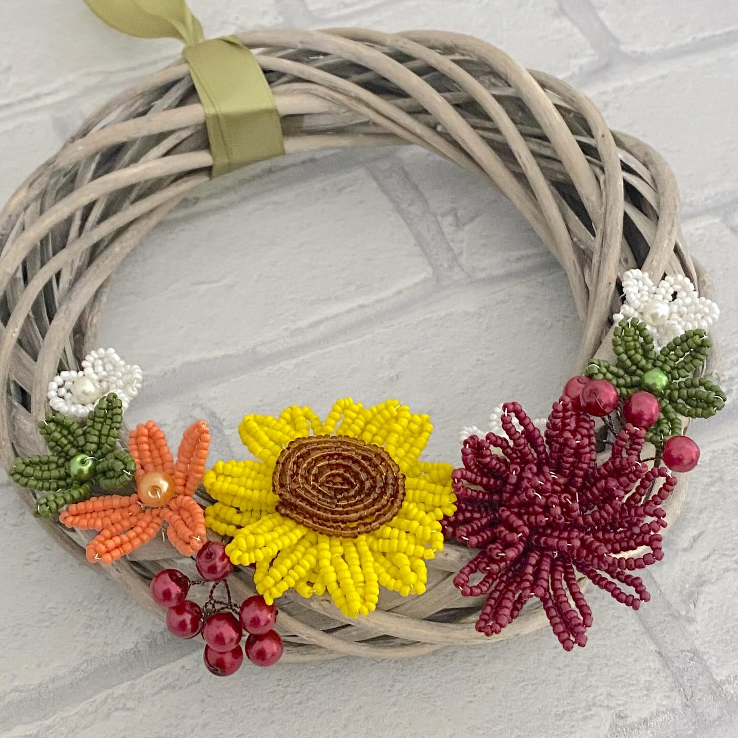 New!! Autumn’s Glow Wreath Craft Kit now available in the shop. Sunflowers, chrysanthemums, berries and blossom flowers. Let’s celebrate the change in season 🍂
#autumn #autumnvibes🍁 #seasonchange #craftkit #beadedflower #thebeadedgarden #newproductalert