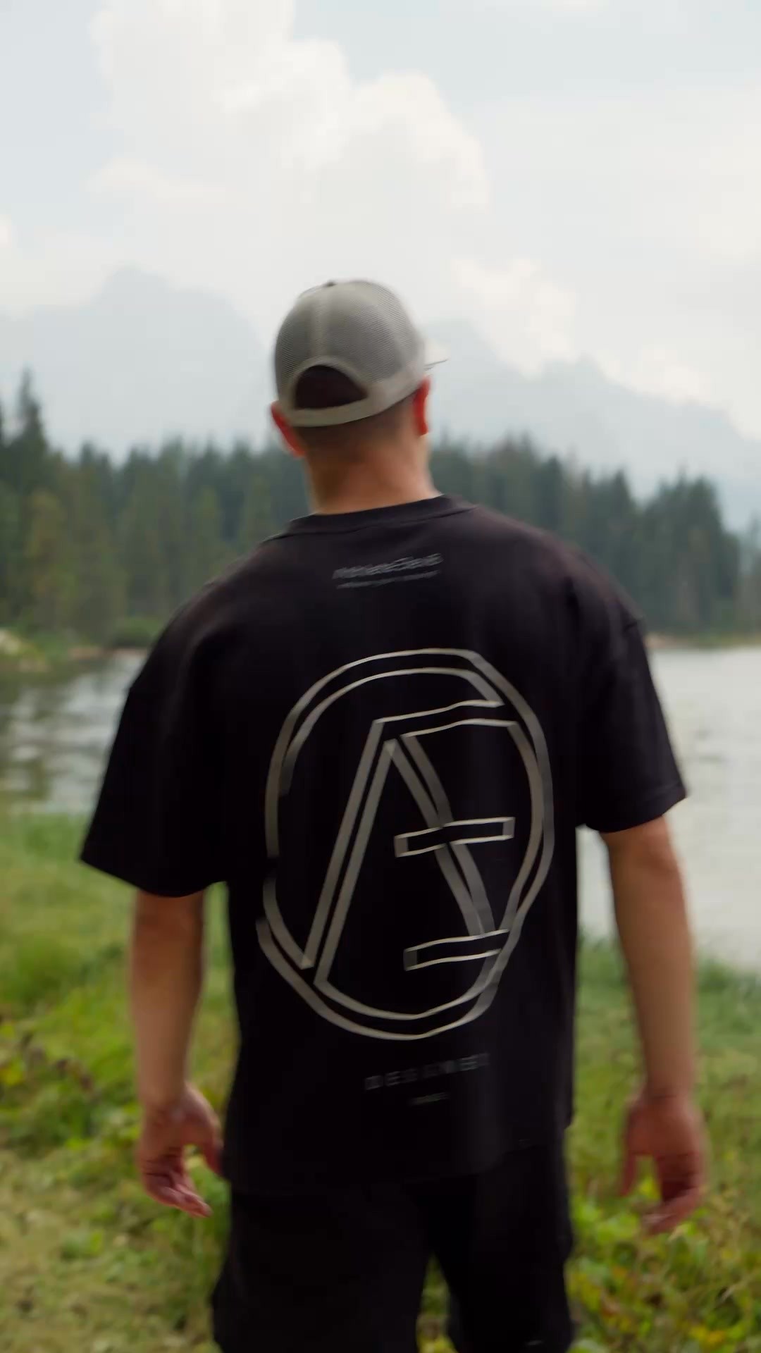 A few weeks ago I started wearing this black TYPO t-shirt by AE8 and honestly, I fell in love with it. The longer sleeves and minimalistic design just fit my style perfectly. The quality feels really solid and the cut is spot on.  For reference: I’m 172 cm with slightly wider shoulders, and size S fits me best. Elevate your style with this piece from @athleteelev8.