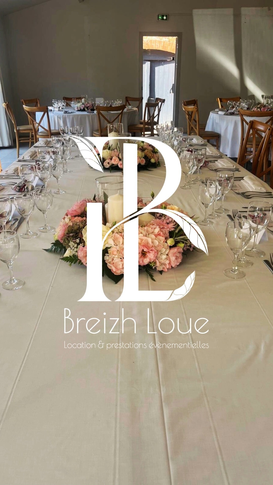 Mariage et A&Q ♥️au Manoir de Kerbot à Sarzeau.
Prestation fleuriste assurée par Alexandrine : bouquet de mariée, centres de table, bracelets fleuris...
Envie d'une décoration personnalisée ? Breizh Loue s'adapte à vos envies et vos besoins, contactez-nous pour en savoir +
#weedinginspiration #fleuriste #breizhloue #mariage #decorationdetable #breizhloue_fleurs #wedding