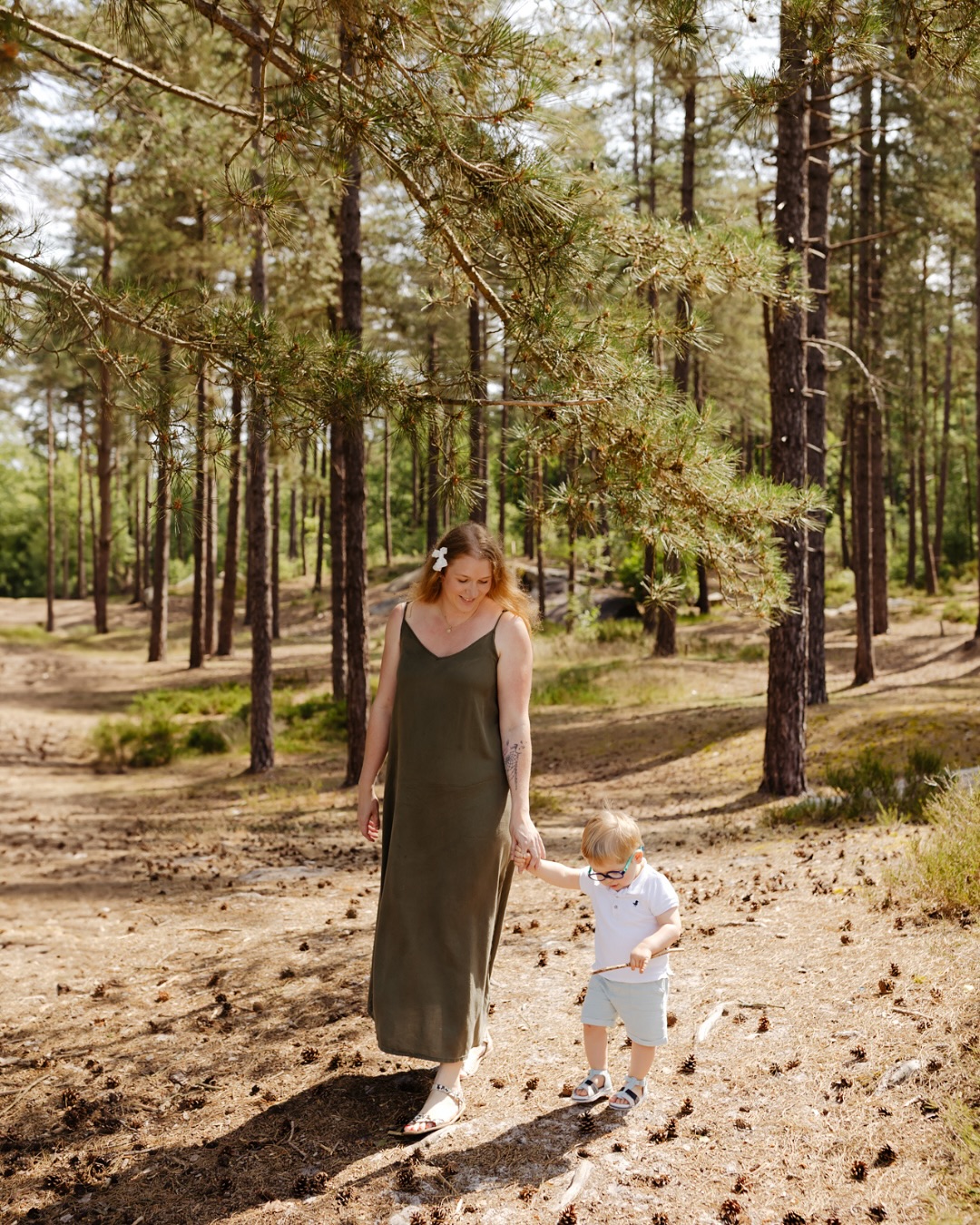 Pour la fête des pères, Mélissa a eu l’idée d’offrir un bon cadeau à David, histoire d’étoffer l’album photo de famille 📖
Et pendant la séance, j’ai pris à cœur de saisir aussi ces moments entre elle et ses enfants – des instants souvent absents des téléphones des papas, avouons-le 🫣
Une séance toute simple, en pleine nature, sans chichi : des rires, des câlins, un peu de folie et beaucoup de douceur ✨
J’avais déjà eu la chance de photographier leur mariage, alors les retrouver quelques années plus tard en famille était un vrai bonheur. Voir leur histoire évoluer et en garder une trace en images, c’est exactement ce qui me passionne dans ce métier !
———
#melanievauryphotographe #photographefamilleoise#photographefamillecompiegne#photographefamillesenlis