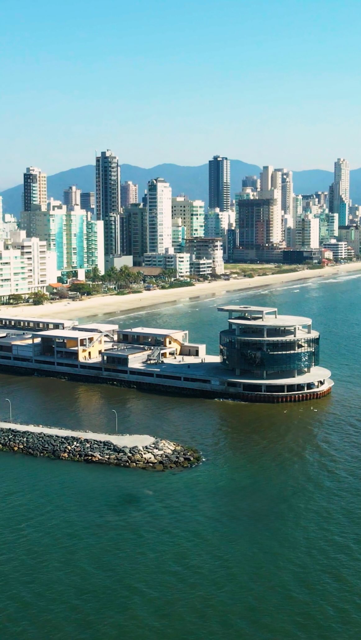 Itapema estampou a capa da revista Exame como palco do 5º maior prédio do Brasil — um marco que confirma o novo momento urbano e imobiliário da cidade.
Mas por trás da manchete, existe um movimento muito maior: crescimento, valorização e visão de futuro.
Na Top4D/Fascon, temos orgulho de fazer parte dessa transformação, desenvolvendo empreendimentos que acompanham esse ritmo e entregam valor real para quem vive e investe aqui.
Assista ao vídeo completo e entenda o que está por vir.