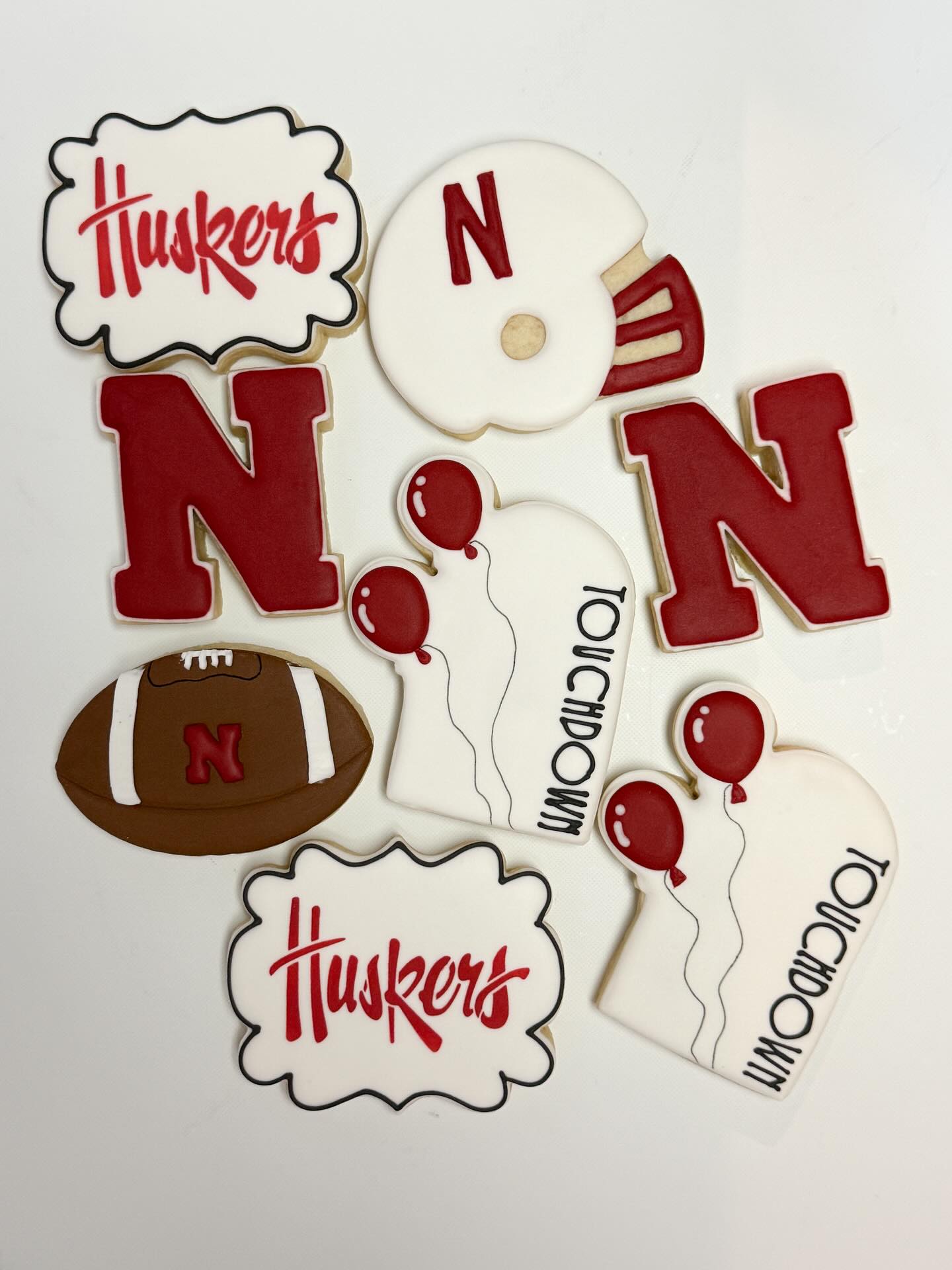 Game day cookies ... Go Huskers! Gift box of 8 cookies all packaged up and ready for tailgating or a watch party š DM or email me if you'd like a box ($40) š
...
...
...
#somecookiesbecause_byduveen #decoratedsugarcookies #decoratedsugarcookiesofinstagram #huskercookies #footballcookies #gamedaycookies #nebraskacookiers #geschenkeausderküche #backenmitliebe