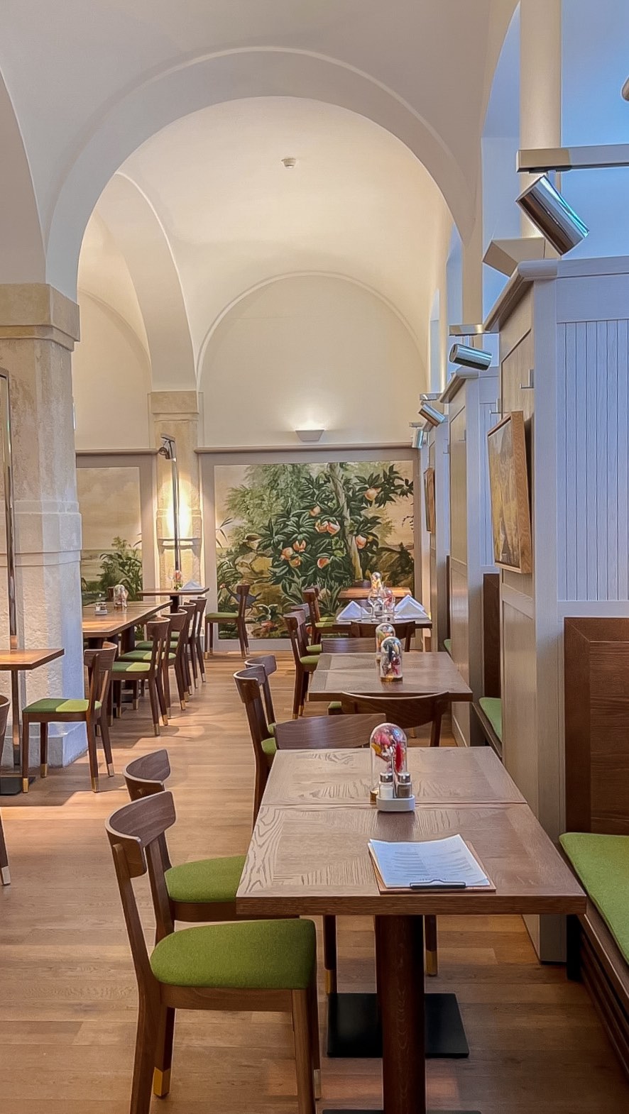 Heute zeigt euch Andi den ultimativen Paradeiser-Tipp 🍅 Wie sie noch aromatischer und intensiver schmecken – einfach & genial. 👨🍳✨
Schönen Sonntag euch allen!
#SchlossSchönbrunn #Vienna #VisitVienna #VisitSchlossSchönbrunn
#Joseph2 #WienGenießen #Restaurant #RestaurantWien #Wien #Vienna #FoodGuideVienna #Foodguide #WienerKüche #visitVienna #SHIGroup #Wein #WienerWein