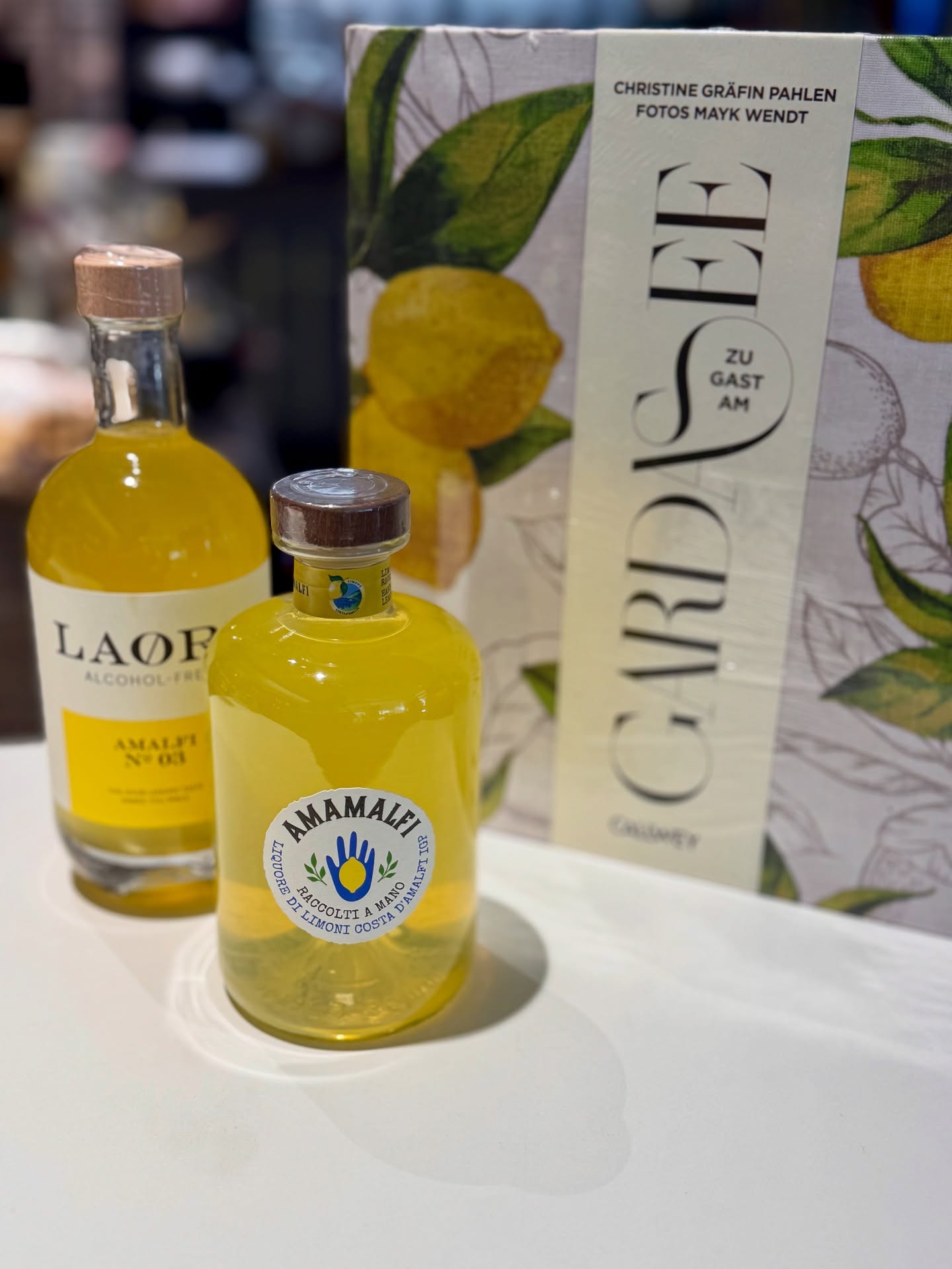 Genießt die letzten Sommertage mit einem Glas eisgekühltem Limoncello 🍋☀️ und lasst euch von unserem Gardasee-Kochbuch kulinarisch nach Italien entführen 🇮🇹💛 #dolcevita #gardaseeliebe #conceptstoremoments