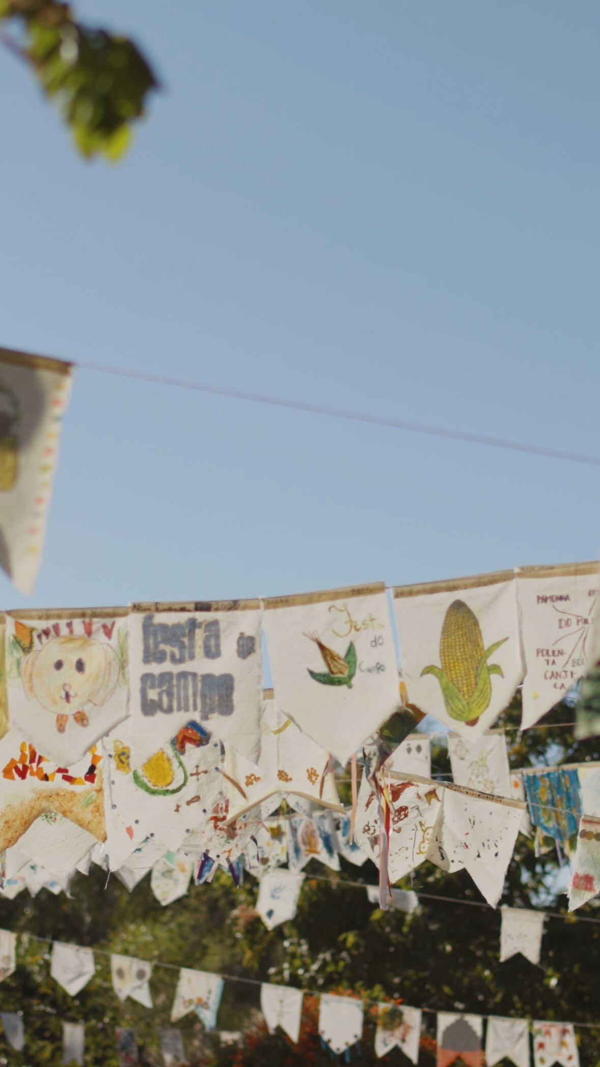Um mergulho ao milho.
Alimento de tanta tradição e referência para a história do nosso Brasil.
Essa foi a Festa do Campo 2025.
Música 1 - Mãe D’água (feat. Cacai Nunes) - Banda Pé de Cerrado @pedecerrado
Música 2 - A Verdade - Banda Pé de Cerrado @pedecerrado
Vídeo: @andstenorio @tenoriofilmes
Áudio: @tixaman