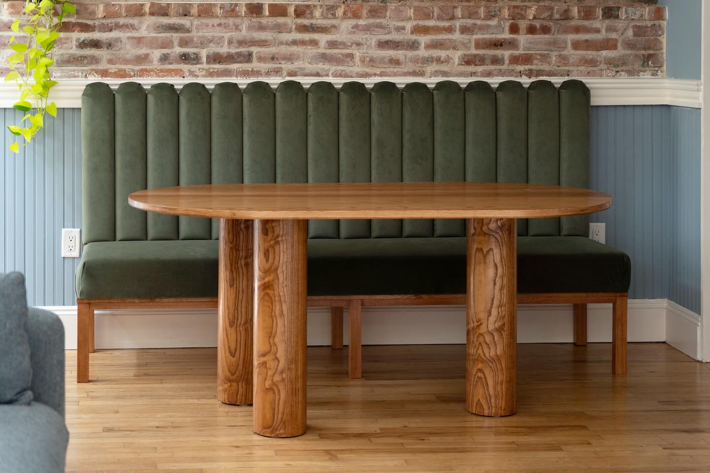 And now the set is complete ✨
#pathdesign #pathdesignco #followyourpath #customfurniture #furnituredesign #customdiningtable #banquette #hardwoodtable #bespokefurnituremaker #smallbusiness #woodworking