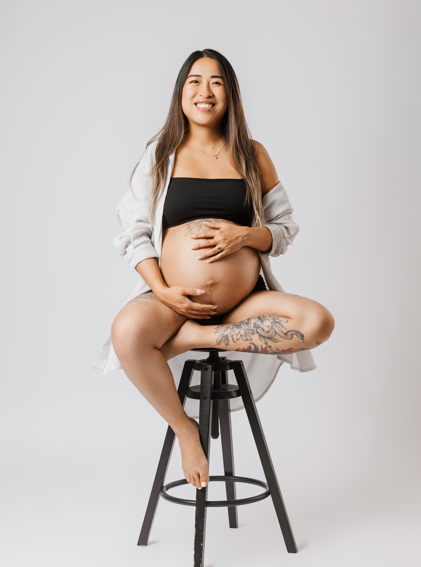 ๐ Letโs turn your pregnancy into memories full of smiles and happiness.
Positive energy, laughter, and love are guaranteed during your Studio Maternity session! ๐ธ
#PositiveMaternityVibes #VioletARTMaternity #StudioPhotography