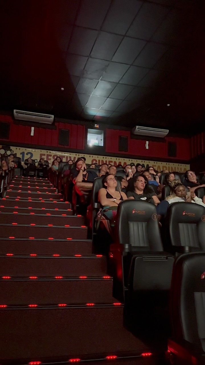 ✨ Ontem foi a segunda noite do Festival Cinema com Farinha e as mostras competitivas já começaram!
🎬 O público não apenas assiste, ele participa ativamente votando e escolhendo os melhores filmes.
Os diretores destacaram a força desse encontro: um festival que é fomento à cultura local, que resgata a importância do audiovisual no interior da Paraíba e mostra a potência de quem faz cinema no sertão. 🌵🎥
O Cinema com Farinha é prova de que a sétima arte pulsa forte e transforma realidades. 💛
#CinemaComFarinha #Cultura #Audiovisual