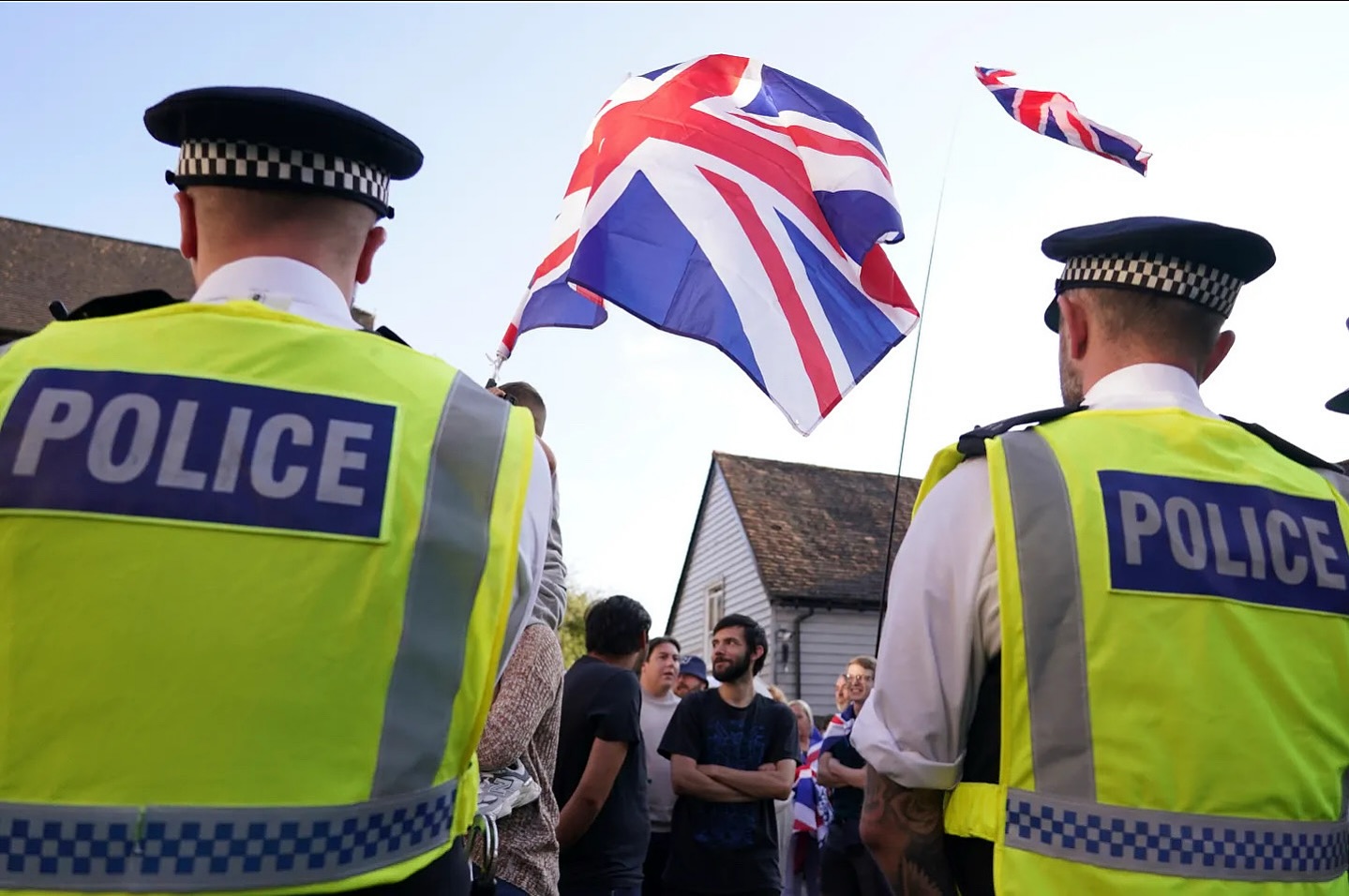 🇬🇧𝐏𝐫𝐨𝐭𝐞𝐬𝐭𝐚𝐭 𝐩𝐞̈𝐫 𝐡𝐨𝐭𝐞𝐥𝐞𝐭 𝐞 𝐚𝐳𝐢𝐥𝐤𝐞̈𝐫𝐤𝐮𝐞𝐬𝐯𝐞 𝐧𝐞̈ 𝐌𝐛𝐫𝐞𝐭𝐞̈𝐫𝐢𝐧𝐞̈ 𝐞 𝐁𝐚𝐬𝐡𝐤𝐮𝐚𝐫
Të dashur miq,
Gjatë fundjavës në Mbretërinë e Bashkuar janë zhvilluar mbi 27 protesta në qytete të ndryshme si Bristol, Liverpool, Newcastle dhe Londër. Shkaku kryesor ishte vendimi i Gjykatës së Lartë për të larguar azilkërkuesit nga hoteli Bell në Epping deri më 12 shtator.
📍 Nga njëra anë pati protesta kundër sistemit të azilit, të organizuara nga grupe të djathta ekstreme; ndërsa nga ana tjetër pati kundër-protesta, me qytetarë dhe organizata që mbrojnë të drejtat e emigrantëve.
👮 Në disa zona pati tensione dhe ndërhyrje të policisë.
⚖️ Qeveria ka paralajmëruar se do të apelojë këtë vendim, duke deklaruar se qëllimi mbetet mbyllja graduale e përdorimit të hoteleve për azilkërkues, por në mënyrë të kontrolluar.
Çfarë do të thotë kjo për komunitetin shqiptar?
• Sistemi i azilit në UK është nën presion të madh dhe çdo zhvillim i ri ndikon drejtpërdrejt në aplikantët shqiptarë.
• Vendimet ligjore po merren më shpejt, por edhe rreziku i largimeve (deportimeve ose largimeve vullnetare) është në rritje.
• Është e rëndësishme të ndiqni zhvillimet me kujdes dhe të keni këshillim ligjor të specializuar për çdo hap që ndërmerrni.