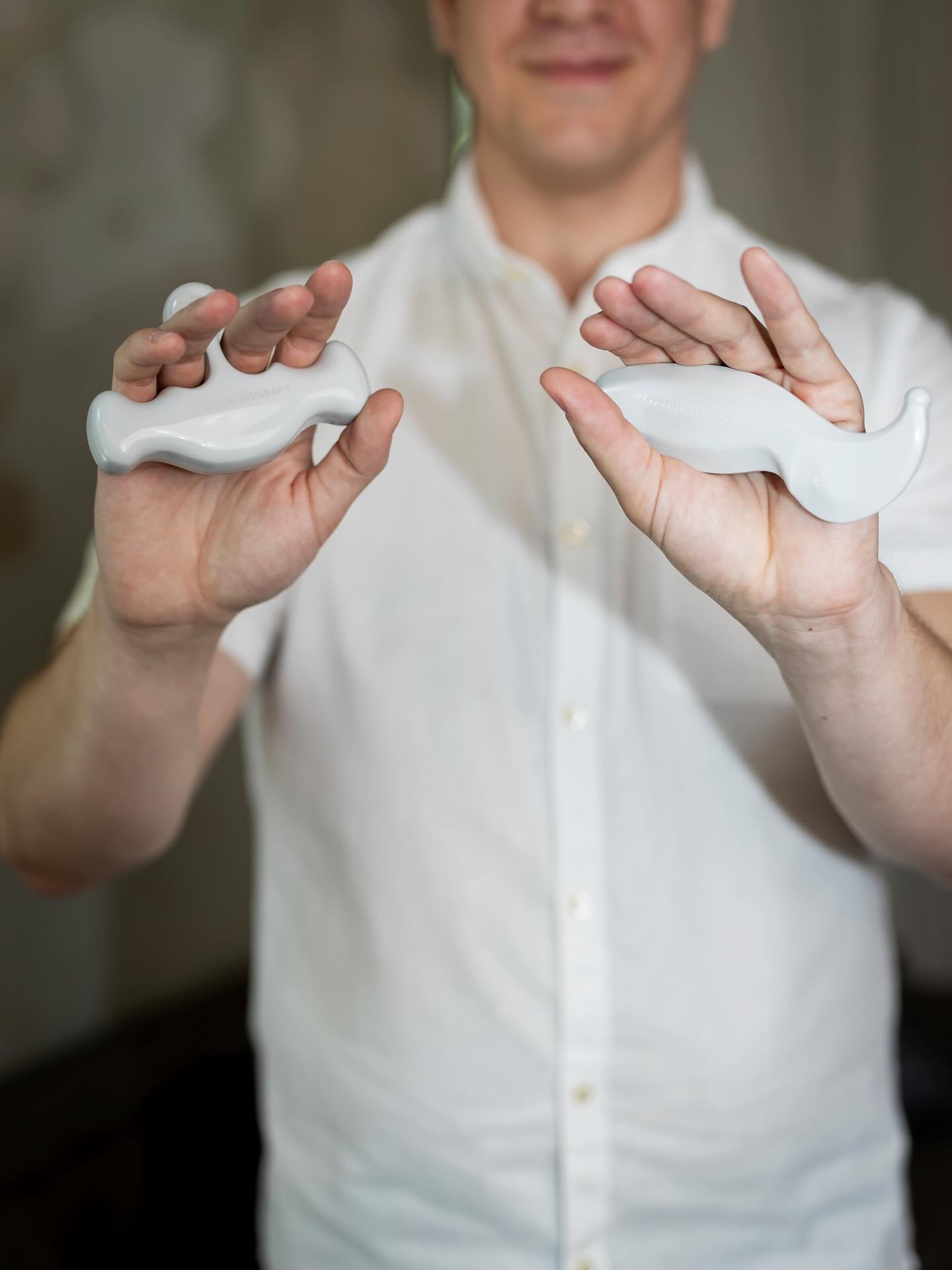 Sziasztok! Perjési Dávid vagyok, masszázsterapeuta. 5 éve foglalkozom masszázzsal, különféle speciális technikákat, eszközöket is alkalmazva. Nagy hangsúlyt fektetek a modern ülőmunkából adódó problémák kialakulásának megelőzésére. Az ülő vagy irodai munkát végzőkön túl, a táncosokon át a sportolókig, igen sok területről, más-más gonddal kezelem az embereket. Ha valaki már konkrét panasszal érkezik, akkor a minél gyorsabb és hatékonyabb rehabilitáció a közös cél. Korosztálytól függetlenül segítek a masszázs mellett tanácsokkal, otthon végezhető gyakorlatokkal, figyelembe véve, hogy ezek könnyen beépíthetők legyenek az egyén életvitelébe. Fontosnak tartom, hogy személyre szabott, hosszú távú és az egészséges életet támogató segítséget nyújtsak, szükség esetén további vizsgálatok céljából megfelelő szakembert ajánljak. Mivel a kezdetektől volt affinitásom az orvosi szemlélet elsajátítására, ezért most végzem a gyógymasszőr képzést. Ezáltal még jobban tudom támogatni a hozzám fordulókat nem csak a testi-lelki feltöltődésben, hanem a gyógyulás útján is. Várlak szeretettel a Fashion Beauty szépségszalonban! 😊 @perjesid @me.time.m