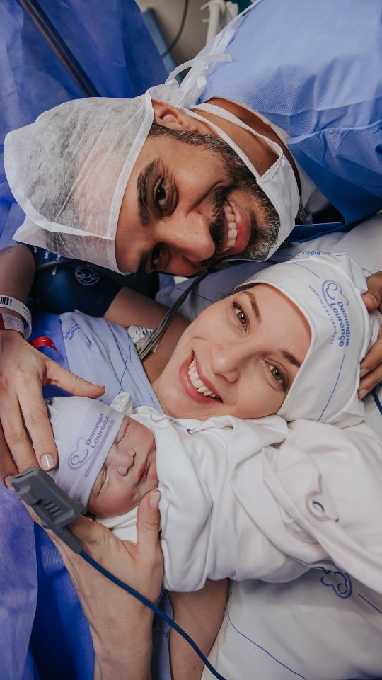 O dia do nascimento do Lucas ficou registrado como um marco em nossa vida. Ele é o presente mais lindo que Deus nos deu. O fruto do nosso amor; a promessa cumprida; a resposta da oração; o legado em construção; a prova de que "Deus é fiel para fazer infinitamente mais do que pedimos e pensamos." (Ef 3.20)
"Para que todos vejam e saibam e considerem e juntamente entendam que a mão do senhor fez isto." (Isaías 41.20)