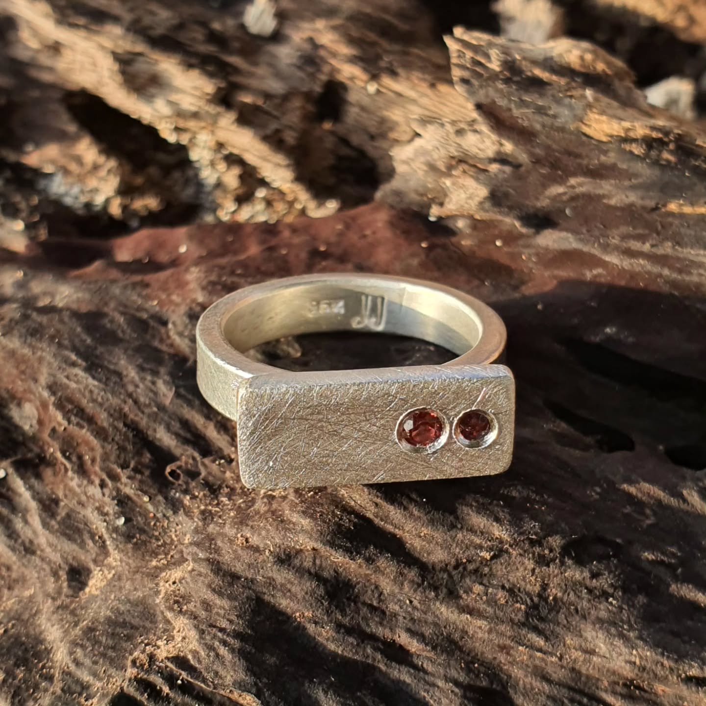Flush set red garnets in 950 silver ✨️