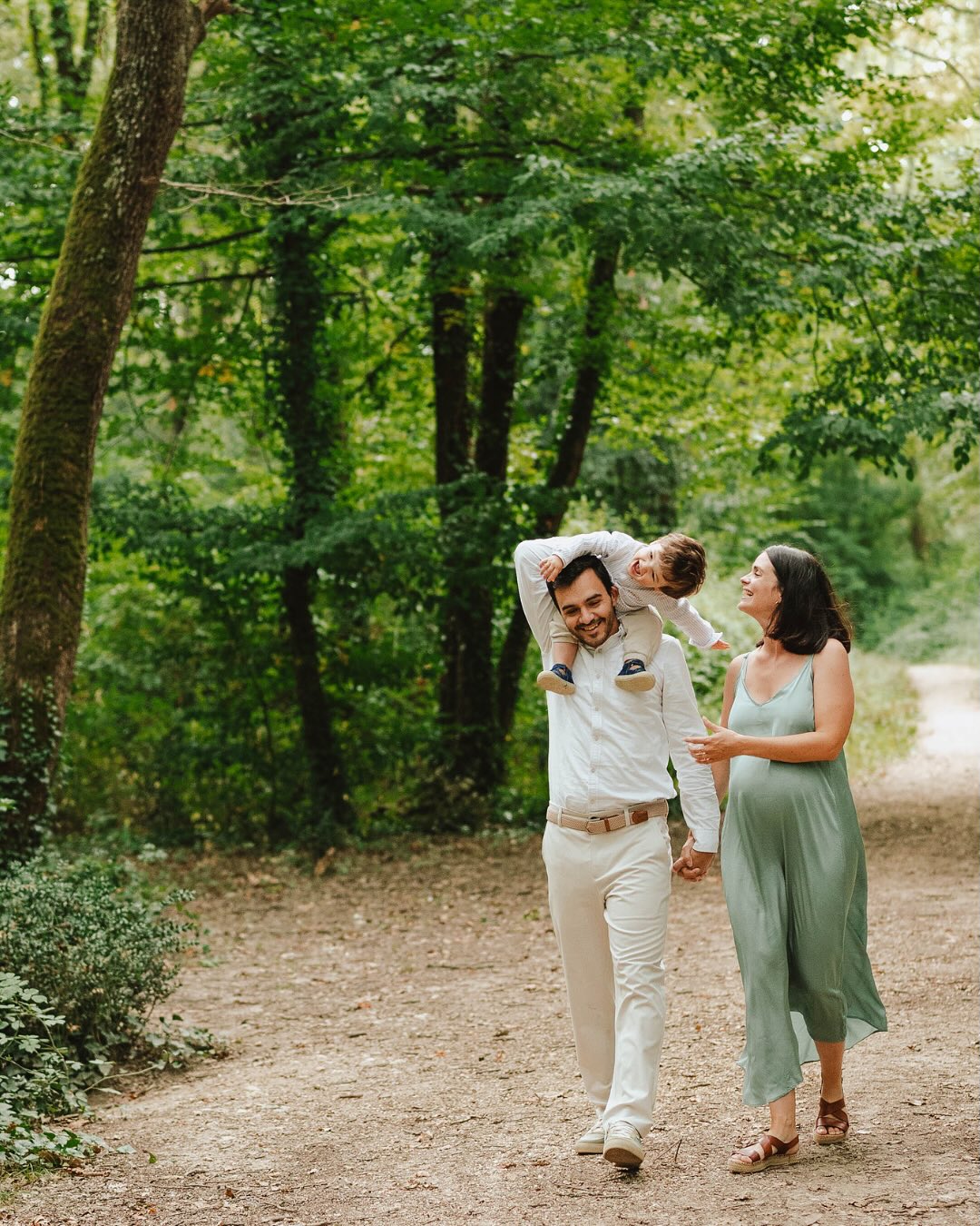 « Et s’il fait un temps gris pour ma séance ? »
Alors ce sera… du doux 🤍, du vert 🌿, du lien ☀️, des souvenirs ✨.
Car même sans soleil, la magie est là : la lumière devient plus tendre, les couleurs se révèlent et l’ambiance gagne en intimité. 🌥️
Derniers moments à trois 🌿
Une séance grossesse-famille remplie de complicité, bercée par les verts de la nature… et sublimée par un ciel nuageux. 🤍
#PhotographeGrossesse #PhotographeFamille #SéanceGrossesse #SouvenirDeFamille #Grossesse2025 #Maternité #GrossesseNature #PhotographeProfessionnel #SéancePhotoFamille #MomentsPrécieux #photographemontauban #photographenaissancemontauban #leslysouletphotographe