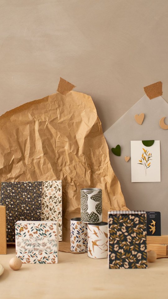 À découvrir tranquillement la collection Poesia. Une collection avec quelques nouveautés de produits, de nouveaux motifs et de nouveaux essais de sérigraphie ♡
.
.
.
#poussieredesrues #serigraphie #papeterie #paper #handmade #lyon