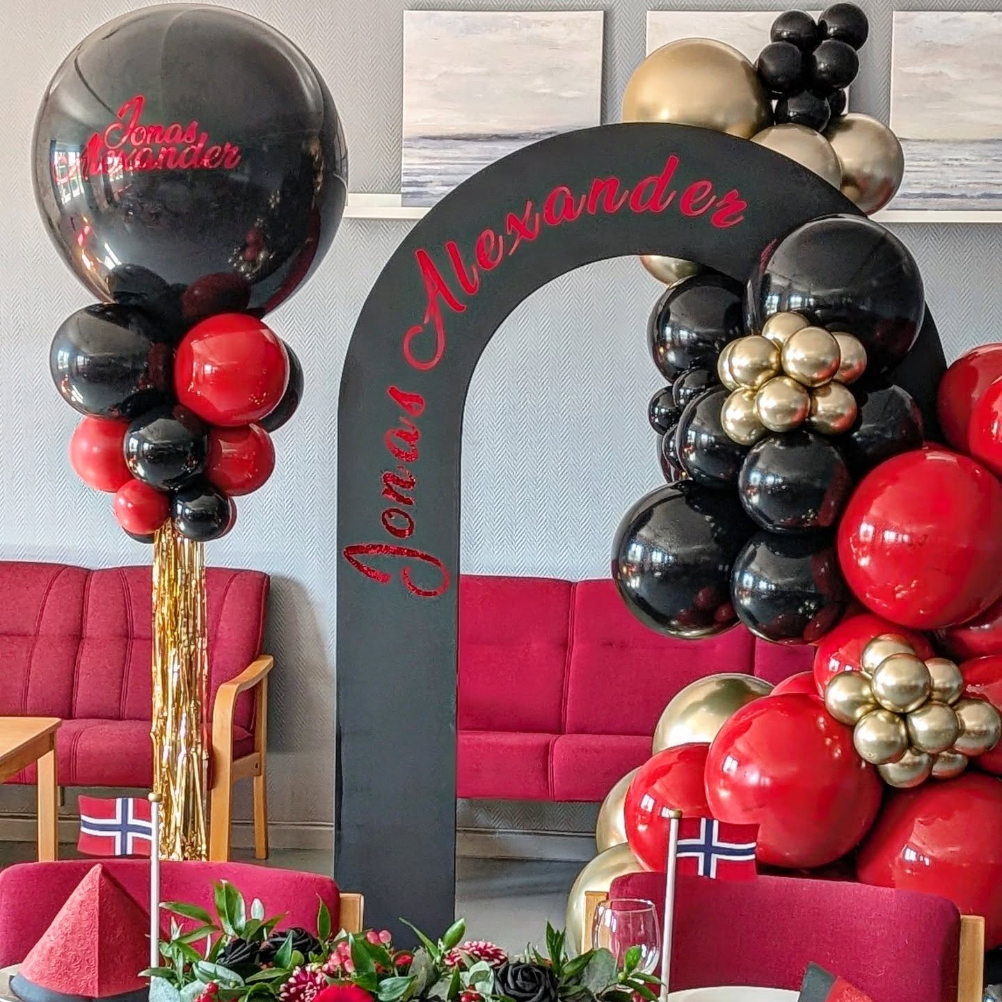 For en spesiell anledning ✨ Nydelig ballongdekorasjon til en konfirmasjon. 🖤💛❤️
Denne nydelige dekorasjonen , i elegant svart, skinnende gull og dyp vinrød , var en perfekt match til en personlig trevegg.
Et fantastisk bakteppe som gjorde feiringen ekstra minneverdig.
Jeg elsket å jobbe med denne! Hva synes dere om resultatet?
#Konfirmasjonsdekorasjon #Ballongdekor #Konfirmasjon #Ballonger #Håndlaget #Festdekorasjon #GjørDetSelv #Bursdag #Bryllup #Feiring