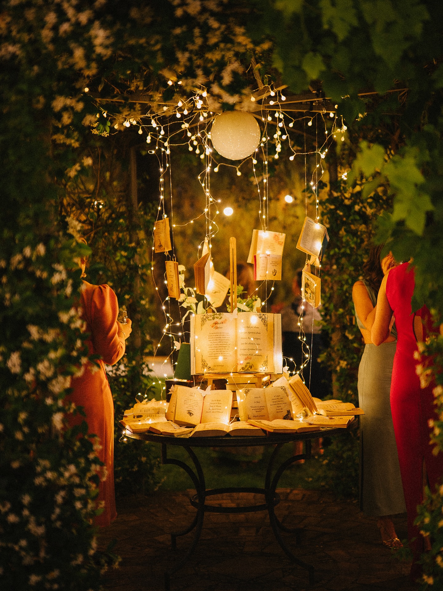 HOME - Fotografo en Jaén 18 En la boda de Inés y Enrique, en el Cortijo de Enmedio, los libros dejaron de estar en las estanterías para convertirse en parte de la celebración.
Andrea, amiga de Inés diseñó un sitting plan donde cada invitado encontraba su mesa entre títulos y páginas. Un detalle sencillo y brillante que recordaba que las bodas también se escriben con pequeños gestos que hablan de quienes las viven.
.
.
@ines.sopi
@cortijoenmedio
#juangarciarisquez #fotografiadeboda #bodasgranada #cortijodeenmedio #detallesdeboda #sittingplan #decoraciondeboda #inspiraciondeboda #bodaseditorial #fotoseditoriales #fotografiadeautor #bodaselegante #parejasenamoradas #fotografodebodasandalucia #recuerdosparasiempre #inspiraciondebodas #ideasdeboda #weddingdetails #weddingdecor