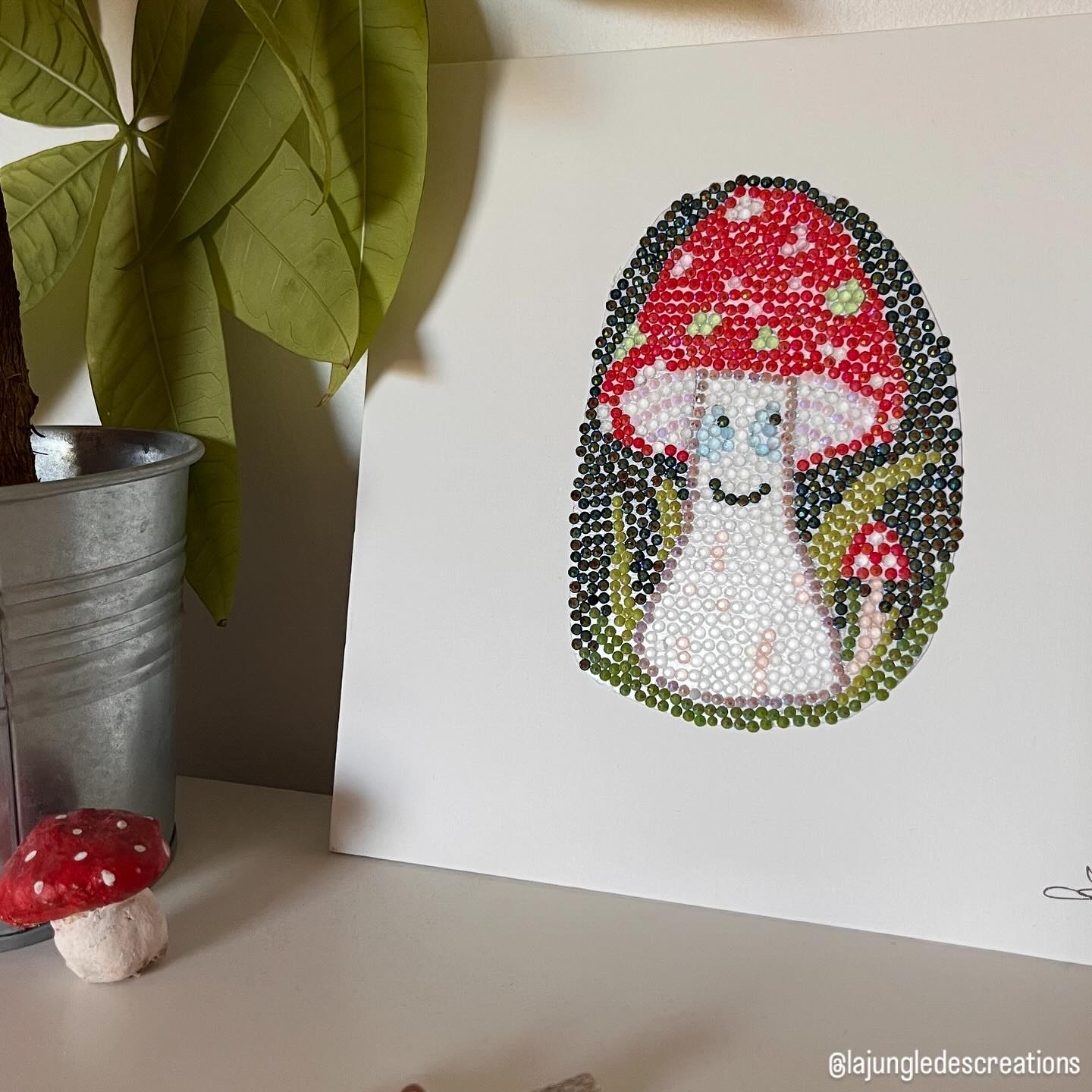 🇬🇧The Fungi’dots – a magical Diamond Painting mushroom! 🍄
Mushrooms are popping up all around here in Sweden in autumn… and also at home with this sparkly creation made with Minusculette!
✨A simple drawing, a bit of patience, and lots of glittery dots (and some glow-in-the-dark ones )...
The result? A fairy-tale artwork that shines by day and glows at night!
Materials:
- White cardstock
- 20x20 cm canvas*
- diamond painting fabric*
- Glitter & glow-in-the-dark diamond painting*
- some basics: pencil, glue• and scissors
(*Products from @panduroofficial | • product offered by @cleopatre_collesetcouleurs 💛 – Unpaid commercial collaboration)
Step-by-step
1. Draw a simple mushroom on the cardstock
2. Stick on the special double-sided sheet
3. Add the paint dots (we used glow-in-the-dark ones for the stem and spots ✨)
4. Fix it on the canvas
Swipe to see how it looks by day and night.
👉Have you tried Diamond Painting before?
—
🇫🇷Le Champi’dots – le champignon magique en Diamond Painting ! 🍄
Les champignons sont de sortie ici en Suède avec l’arrivée de l’automne… et chez nous aussi avec cette création scintillante faite avec Minusculette
✨Un dessin simple, un peu de patience et beaucoup de dots pailletés (et même phosphorescents)… Résultat : un tableau féerique qui brille de jour et s’illumine la nuit !
Matériel :
- Feuille cartonnée blanche
- Canvas 20x20 cm*
- Feuille double-face spéciale Diamond Painting*
- Dots pailletés et phosphorescents*
+ les basiques: crayon, colle•, ciseaux
(*Produits achetés @panduroofficial | •produit offert @cleopatre_collesetcouleurs , collaboration commerciale non rémunérée)
Réalisation:
1. Dessine un champignon tout simple
2. Appliqué la feuille double-face
3. Colle les dots (phosphorescents sur le pied et les taches ✨)
4. Fixe le tout sur la toile
Swipe pour voir le résultat final de jour & de nuit
👉 Et toi, tu as déjà essayé le Diamond Painting ?
—
#activiteenfant #loisircreatif #diyfacile #bricolageenfant #panduro #pysselmedbarn #pysseltips #pysselinspo #defidesmainscreatives
#creativekids #diyproject #diamondpaint #autumndiy #kidsactivity #panduro #panduromyway #glowinthedarkart #parentchildproject